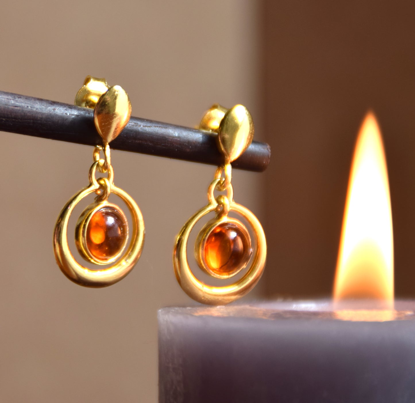 Orecchini con gemma rotonda in Ambra naturale color cognac e Argento 925 placcato in Oro 18k, MJ Baltica, BZK172