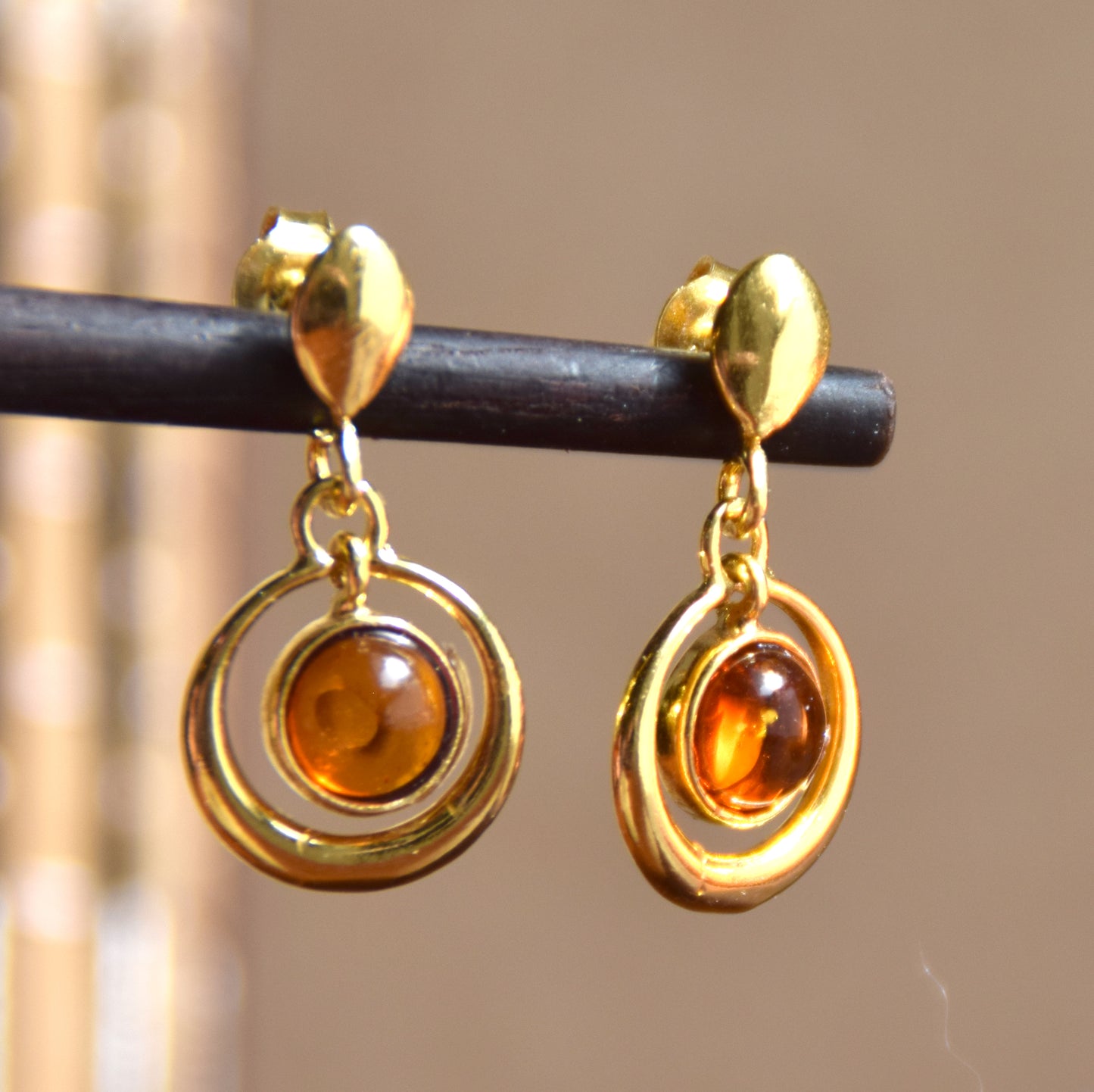 Orecchini con gemma rotonda in Ambra naturale color cognac e Argento 925 placcato in Oro 18k, MJ Baltica, BZK172