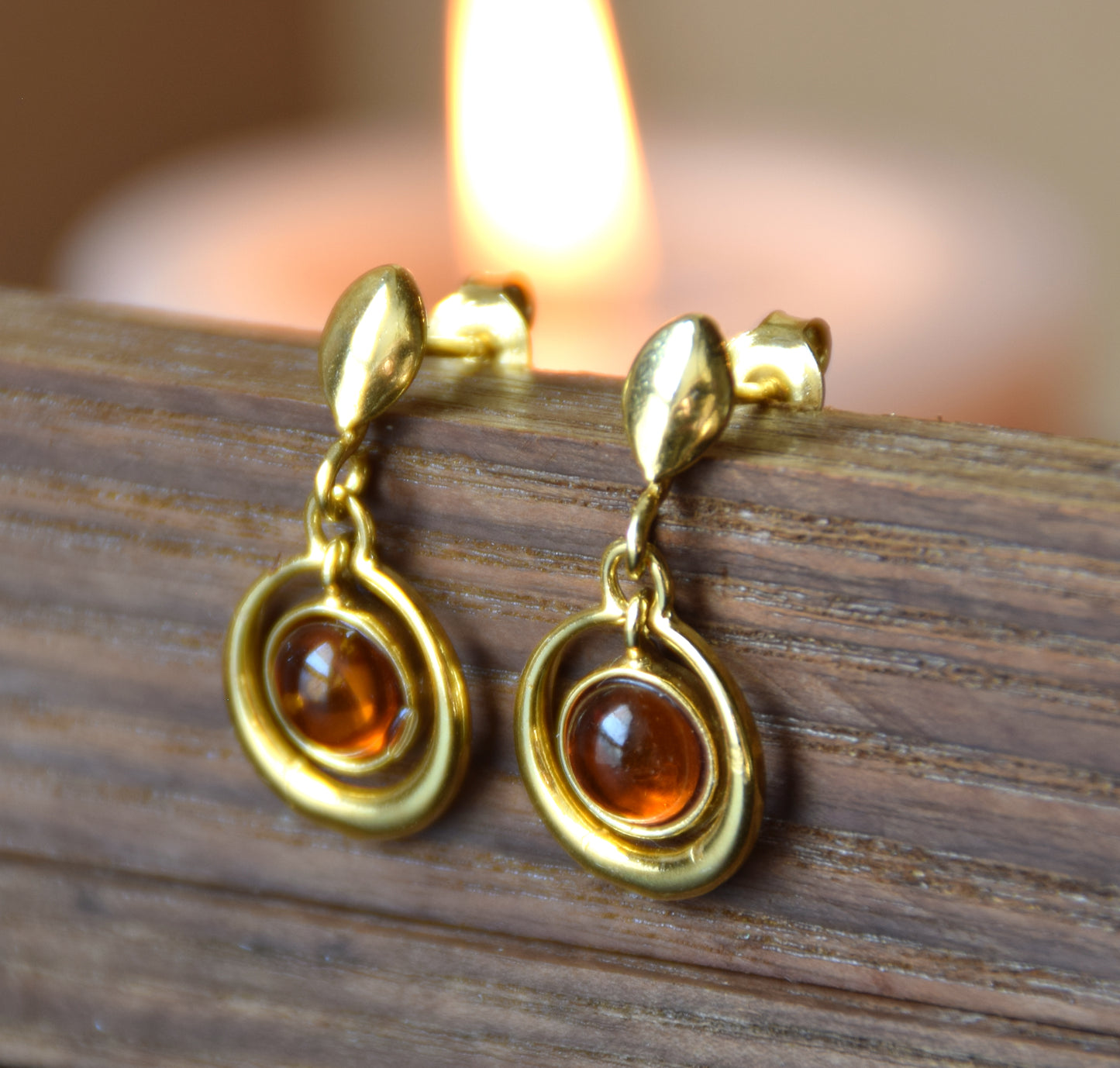 Orecchini con gemma rotonda in Ambra naturale color cognac e Argento 925 placcato in Oro 18k, MJ Baltica, BZK172