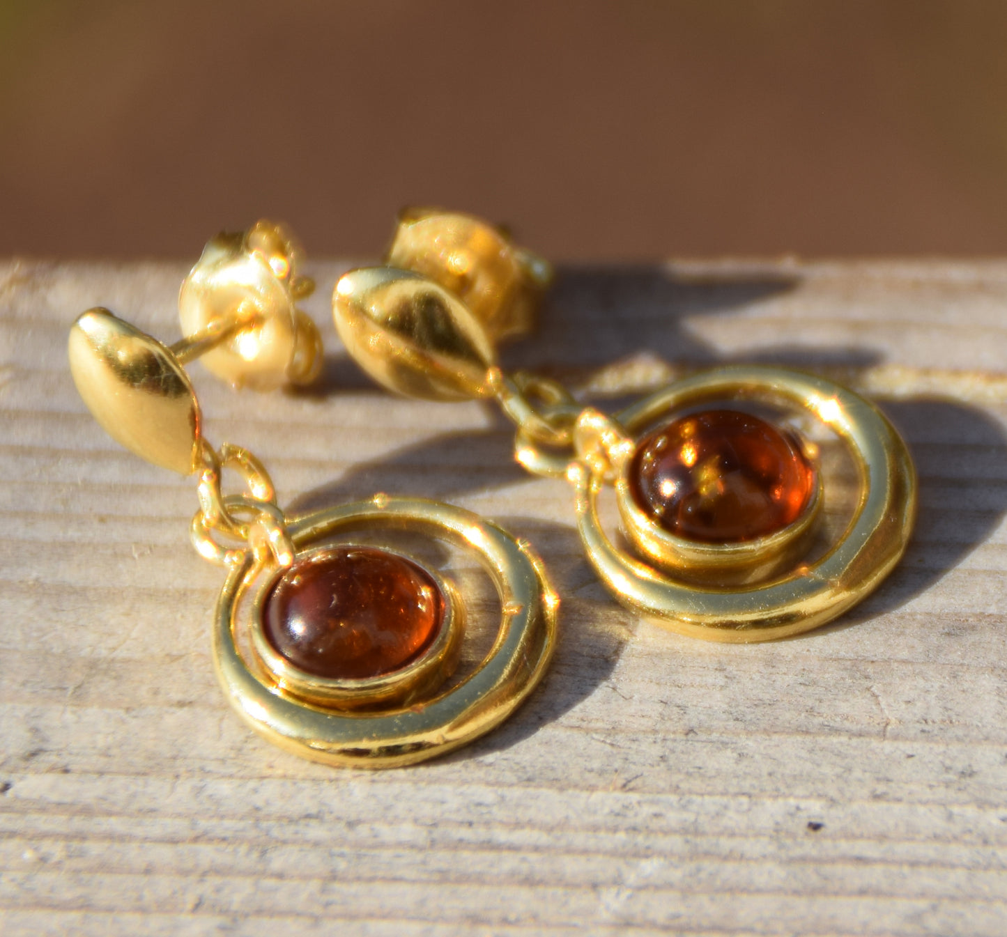 Orecchini con gemma rotonda in Ambra naturale color cognac e Argento 925 placcato in Oro 18k, MJ Baltica, BZK172