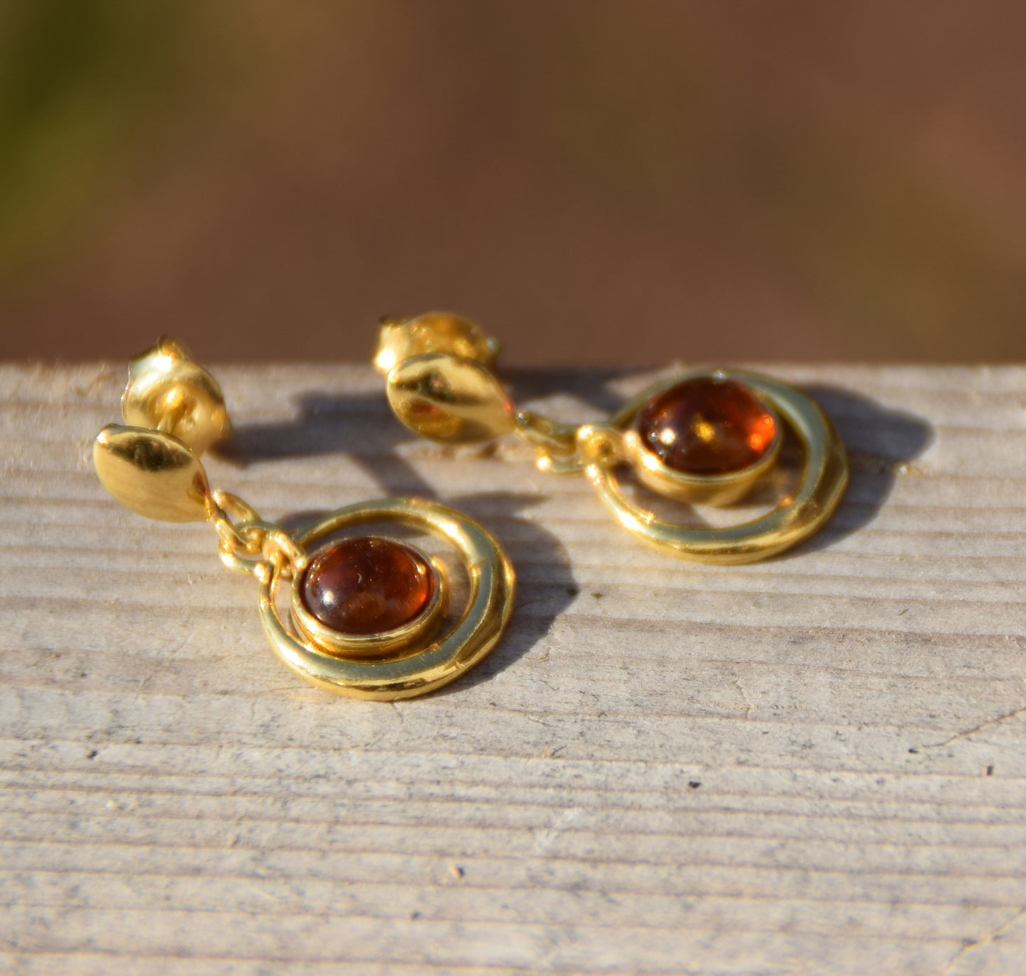 Orecchini con gemma rotonda in Ambra naturale color cognac e Argento 925 placcato in Oro 18k, MJ Baltica, BZK172