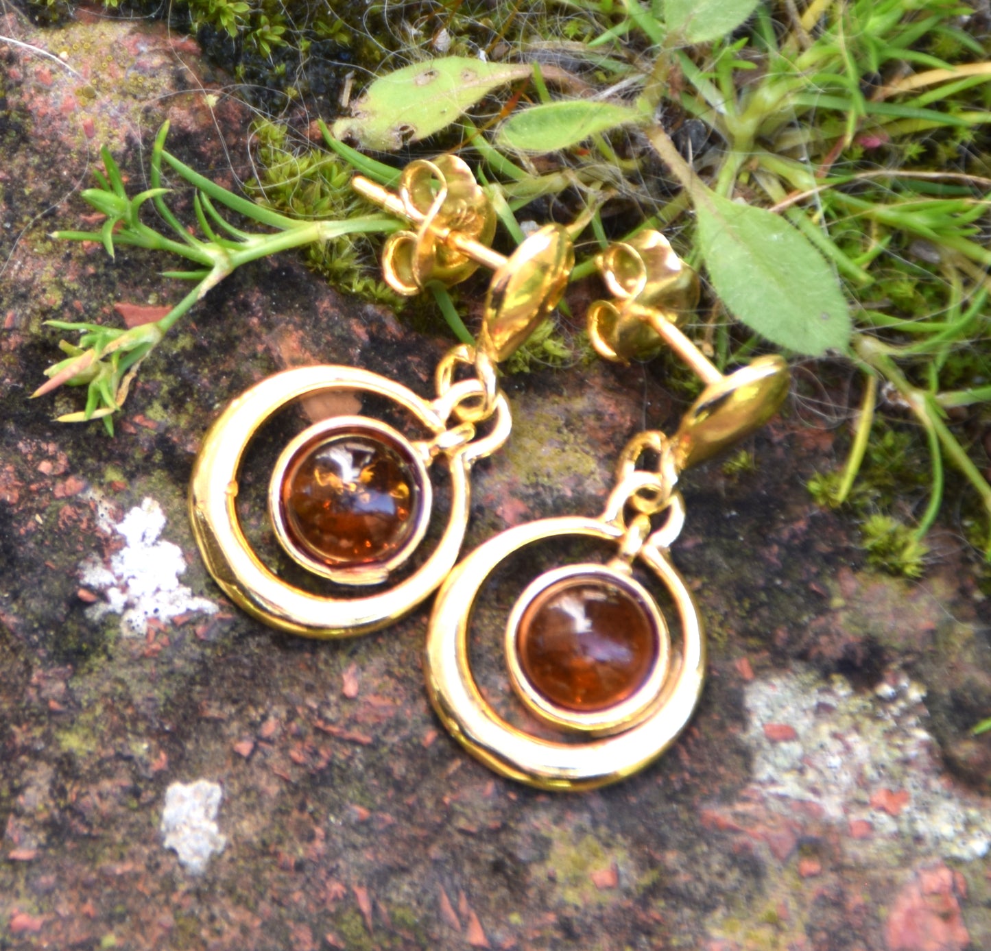 Orecchini con gemma rotonda in Ambra naturale color cognac e Argento 925 placcato in Oro 18k, MJ Baltica, BZK172