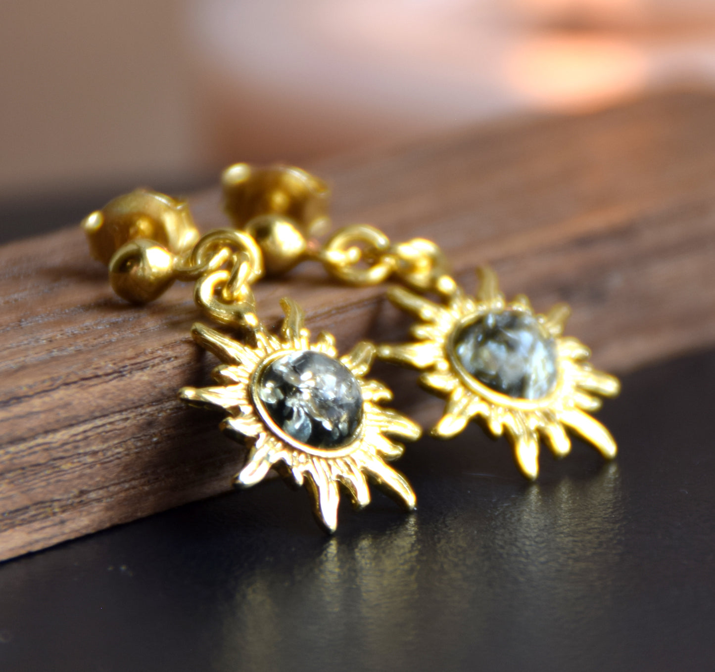 Elegant sun-shaped earrings in natural green Amber and 18k Gold plated 925 Sterling Silver, MJ Baltica, BZK176
