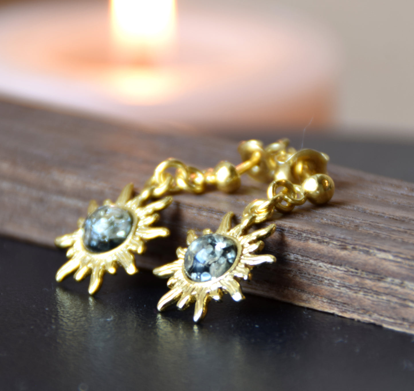 Elegant sun-shaped earrings in natural green Amber and 18k Gold plated 925 Sterling Silver, MJ Baltica, BZK176