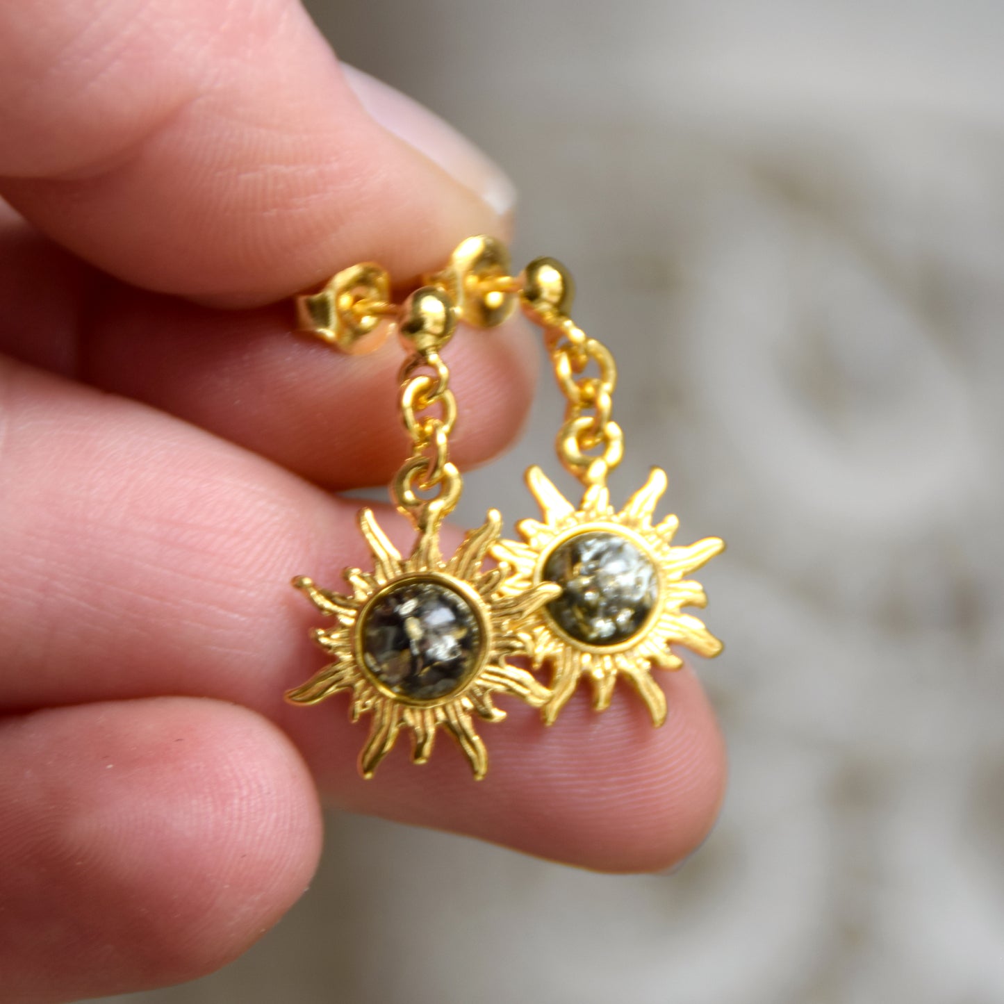 Elegant sun-shaped earrings in natural green Amber and 18k Gold plated 925 Sterling Silver, MJ Baltica, BZK176