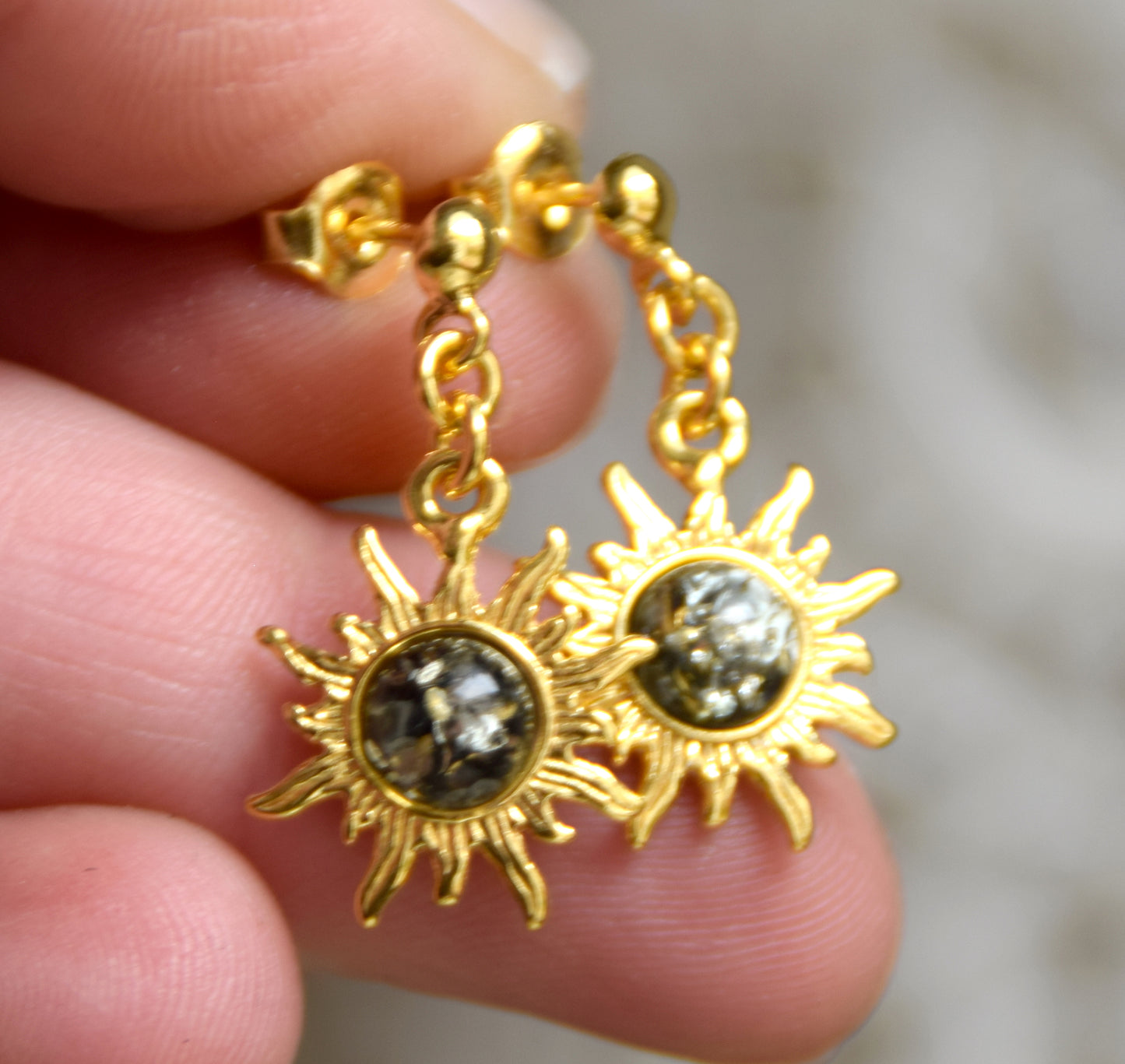 Elegant sun-shaped earrings in natural green Amber and 18k Gold plated 925 Sterling Silver, MJ Baltica, BZK176
