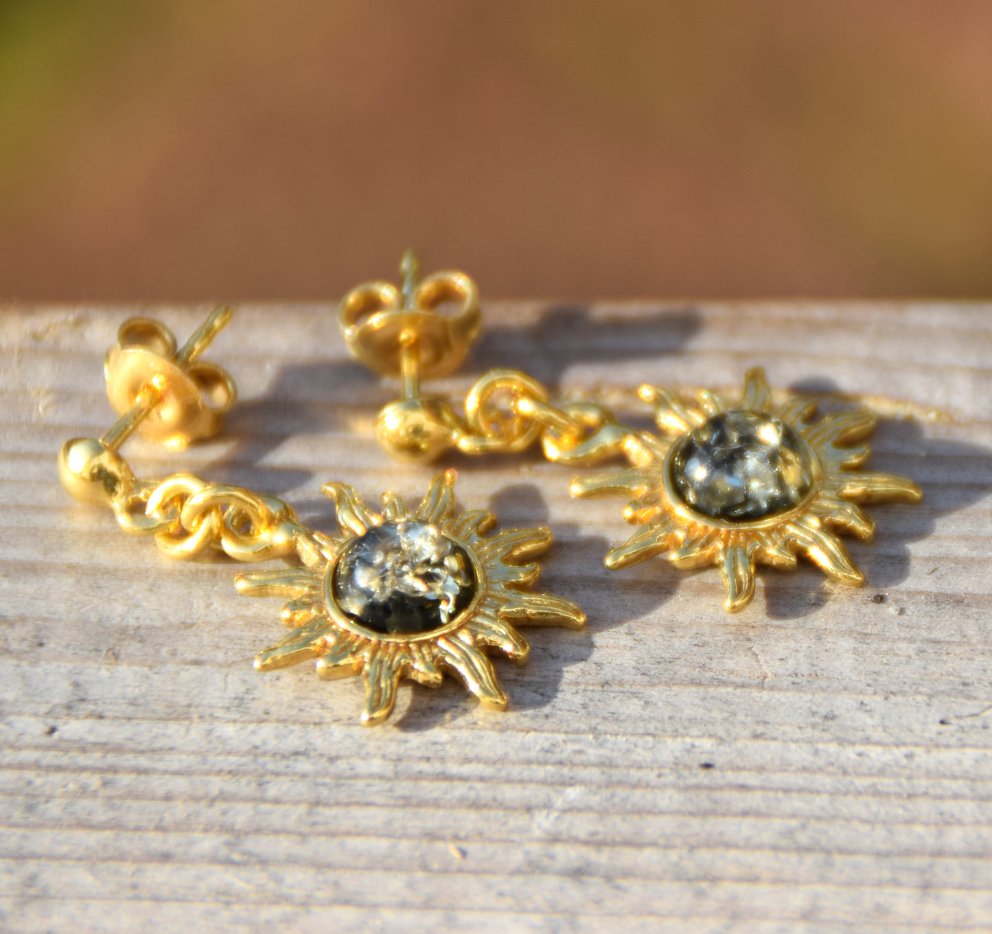 Elegant sun-shaped earrings in natural green Amber and 18k Gold plated 925 Sterling Silver, MJ Baltica, BZK176