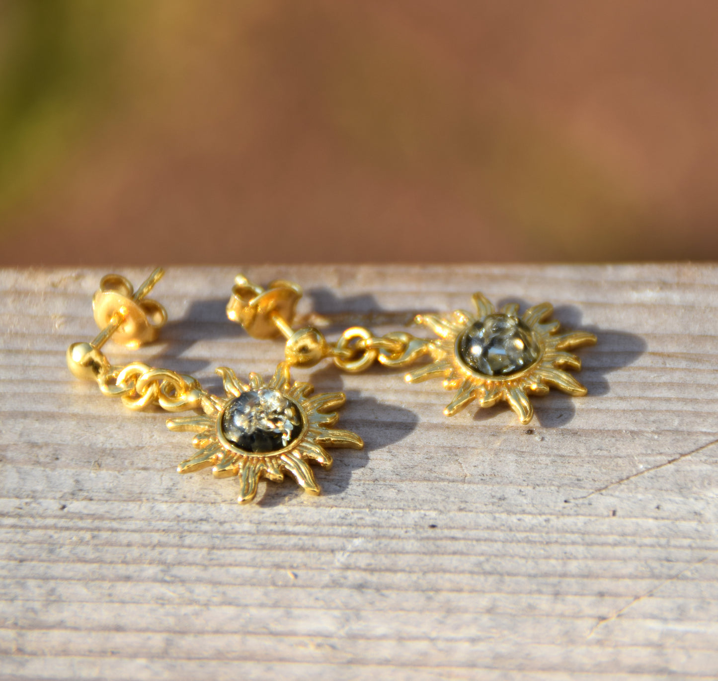 Elegant sun-shaped earrings in natural green Amber and 18k Gold plated 925 Sterling Silver, MJ Baltica, BZK176