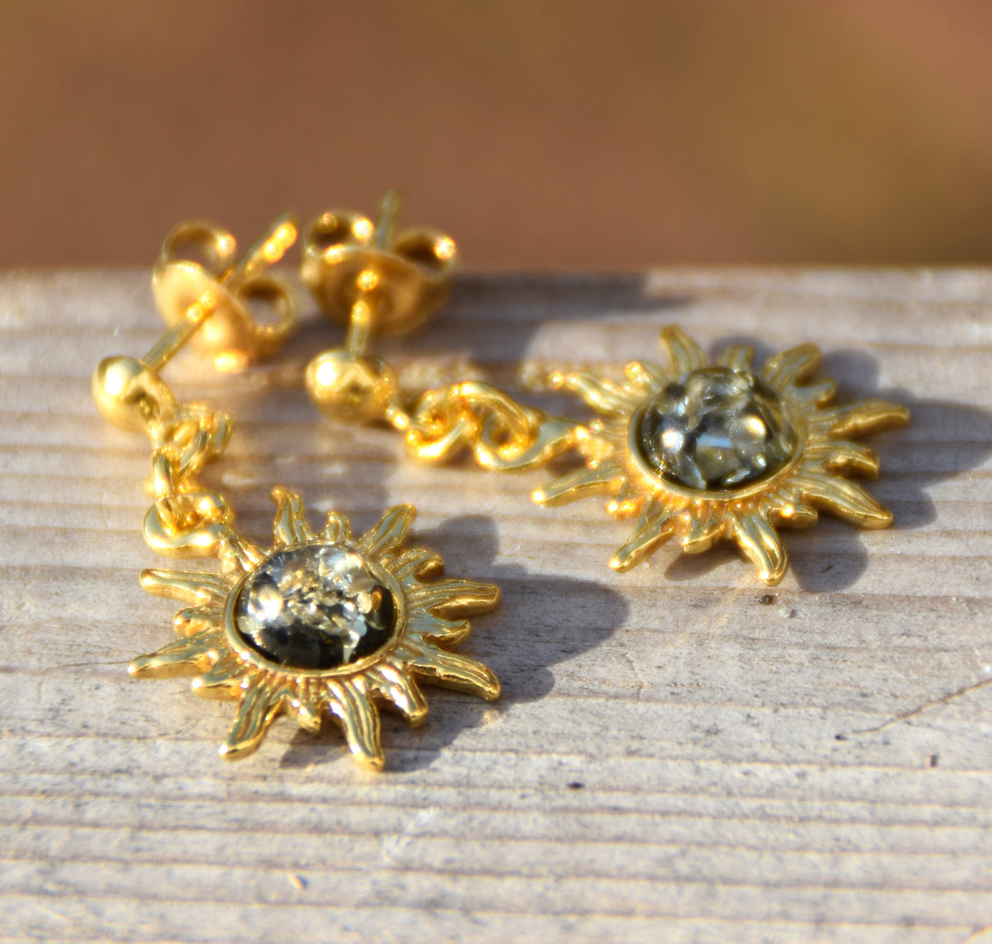 Elegant sun-shaped earrings in natural green Amber and 18k Gold plated 925 Sterling Silver, MJ Baltica, BZK176