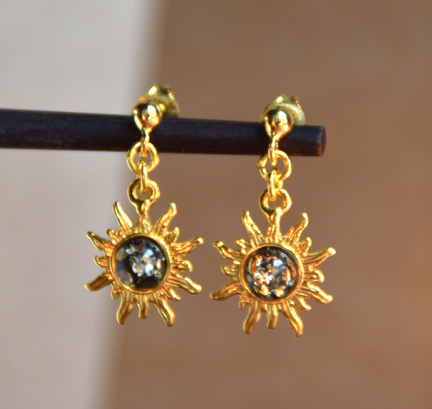 Elegant sun-shaped earrings in natural green Amber and 18k Gold plated 925 Sterling Silver, MJ Baltica, BZK176