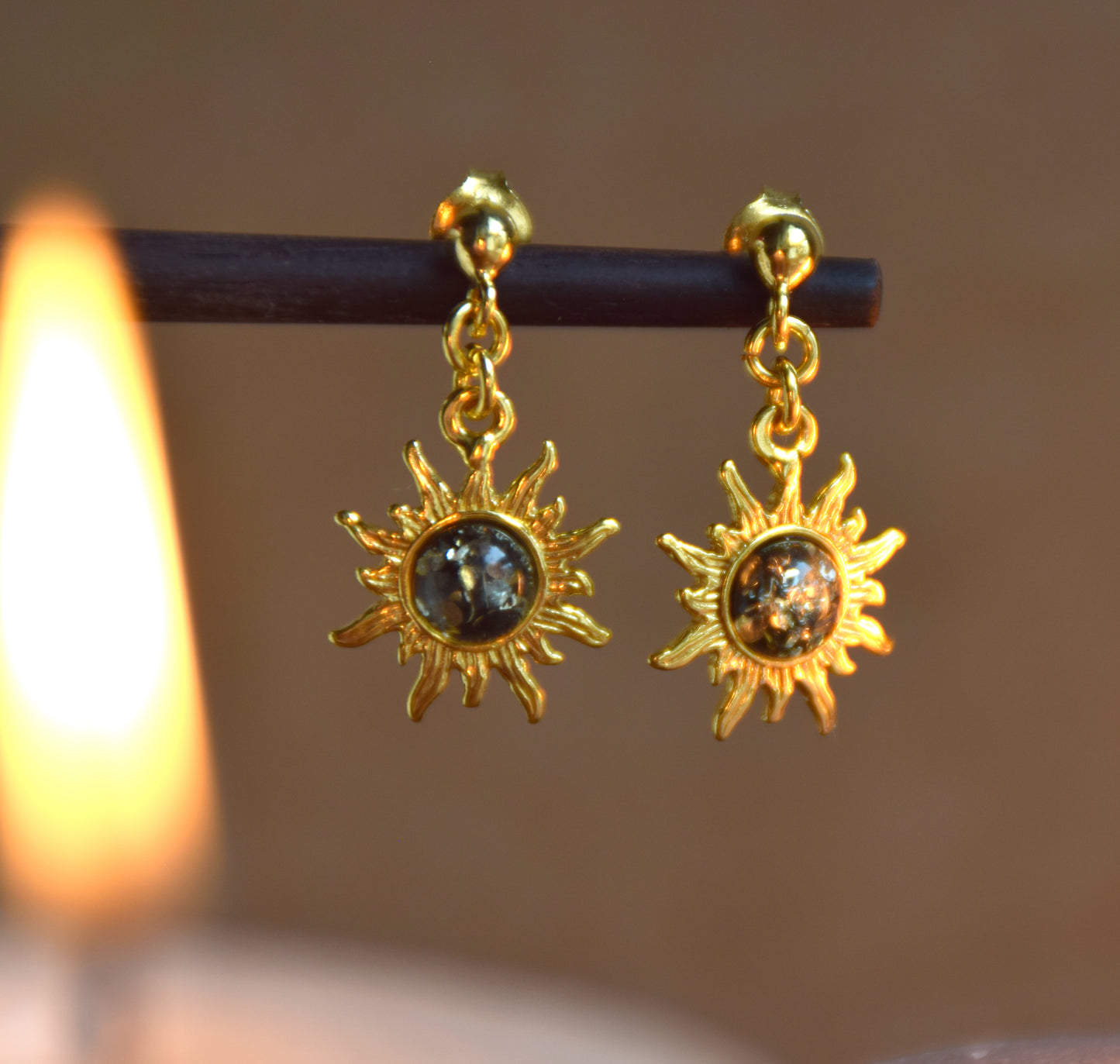 Elegant sun-shaped earrings in natural green Amber and 18k Gold plated 925 Sterling Silver, MJ Baltica, BZK176