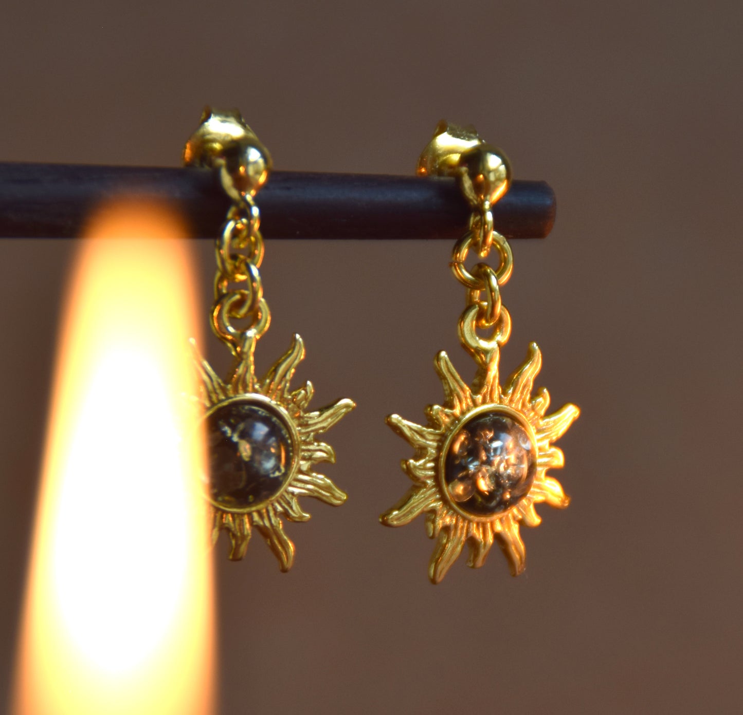 Elegant sun-shaped earrings in natural green Amber and 18k Gold plated 925 Sterling Silver, MJ Baltica, BZK176