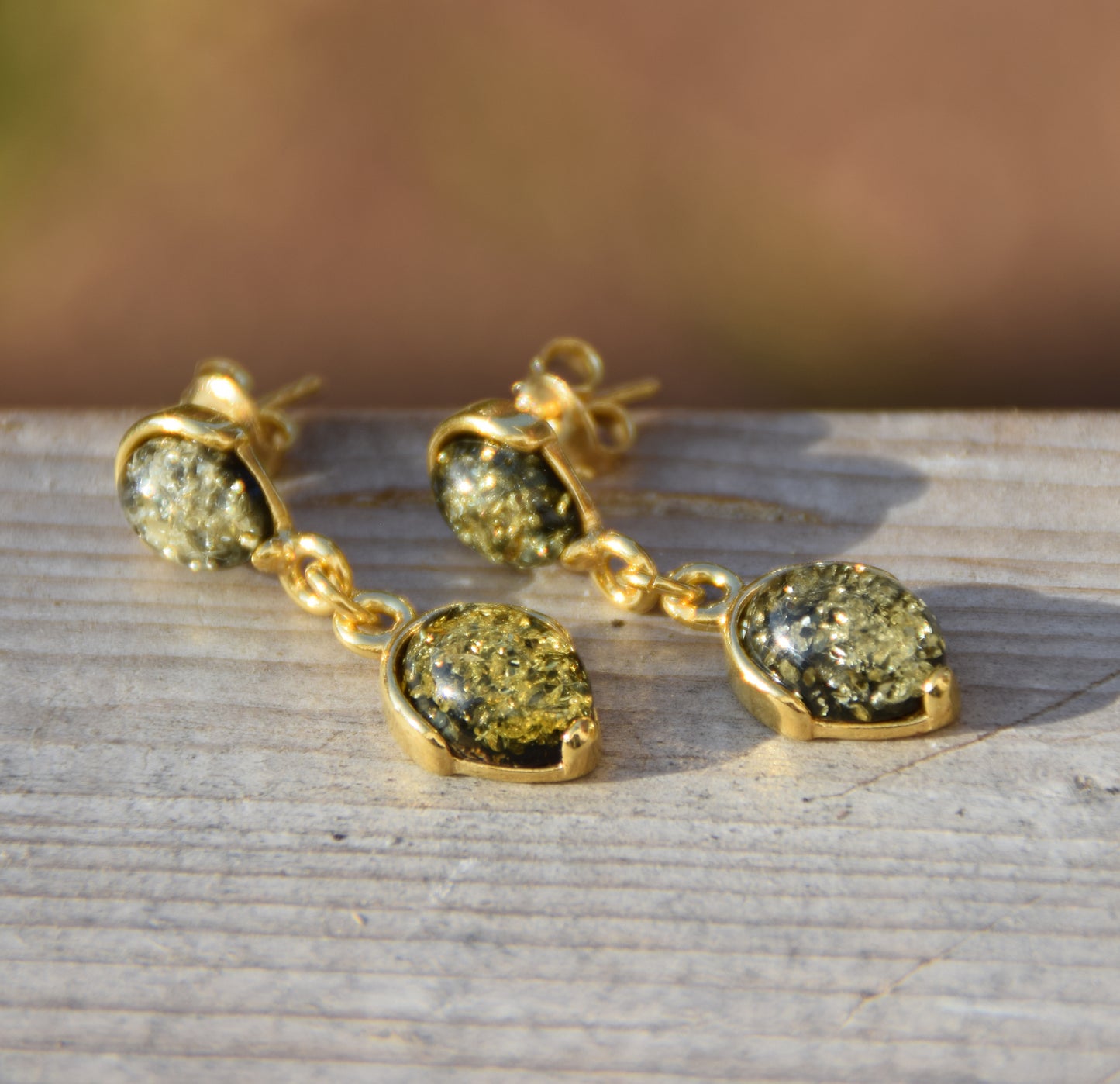 Elegante Ohrringe aus grünem Naturbernstein und 925er Sterlingsilber, 18 Karat vergoldet, MJ Baltica, BZK179