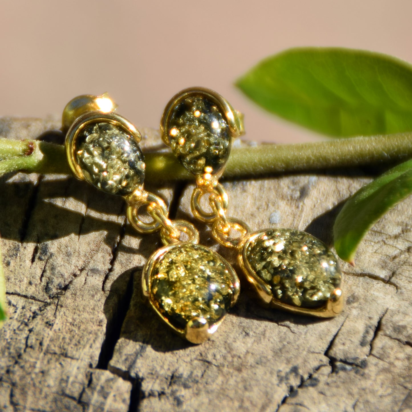 Elegante Ohrringe aus grünem Naturbernstein und 925er Sterlingsilber, 18 Karat vergoldet, MJ Baltica, BZK179