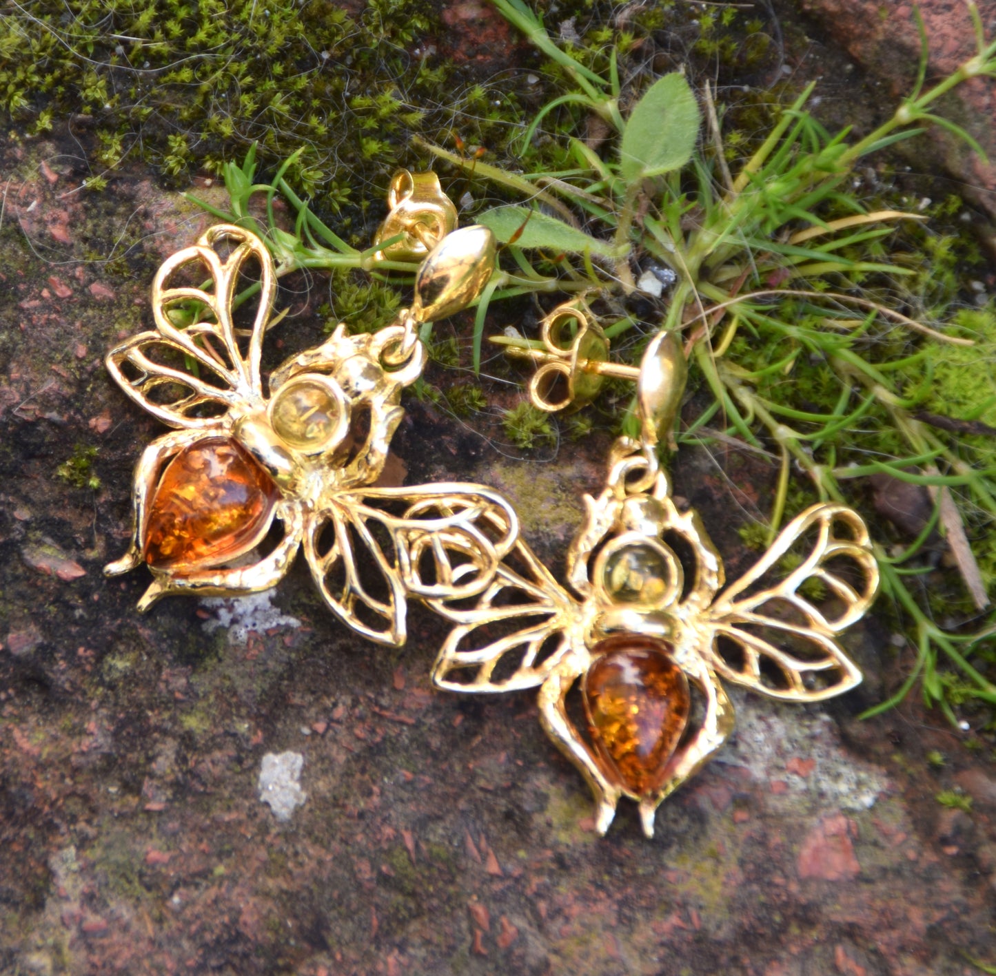 Elegant bee earrings with natural cognac and gold amber and 18k Gold plated 925 Sterling Silver, MJ Baltica, BZK182