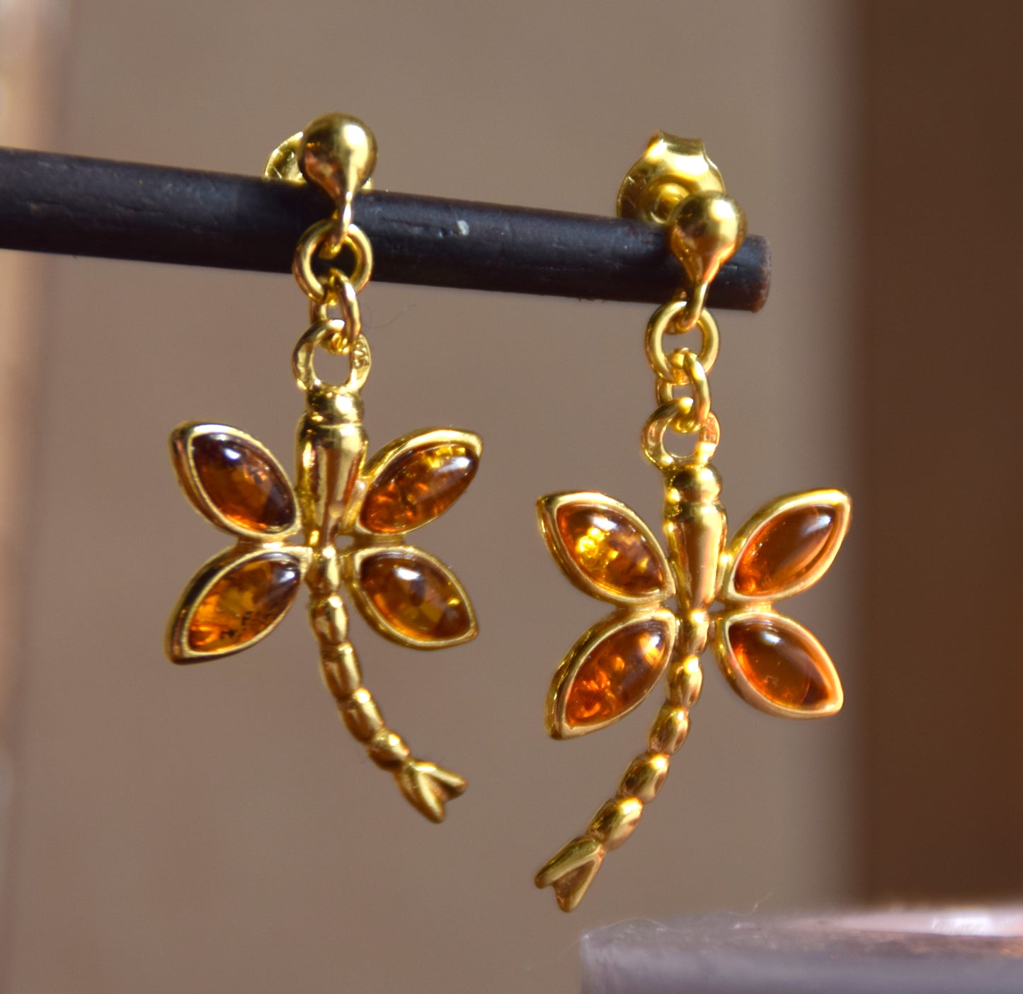 Orecchini con libellula simbolo di libertà in Ambra naturale color cognac e Argento 925 placcato in Oro 18k, MJ Baltica, BZK184
