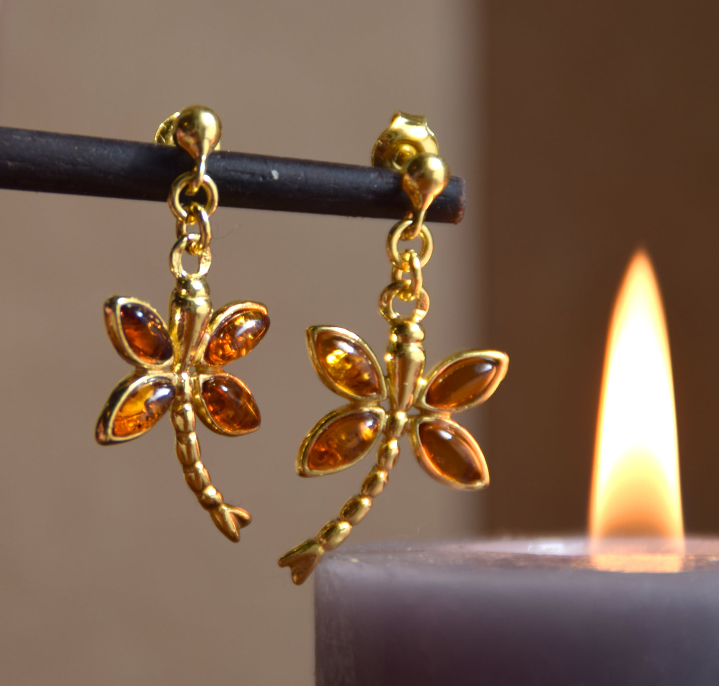 Orecchini con libellula simbolo di libertà in Ambra naturale color cognac e Argento 925 placcato in Oro 18k, MJ Baltica, BZK184