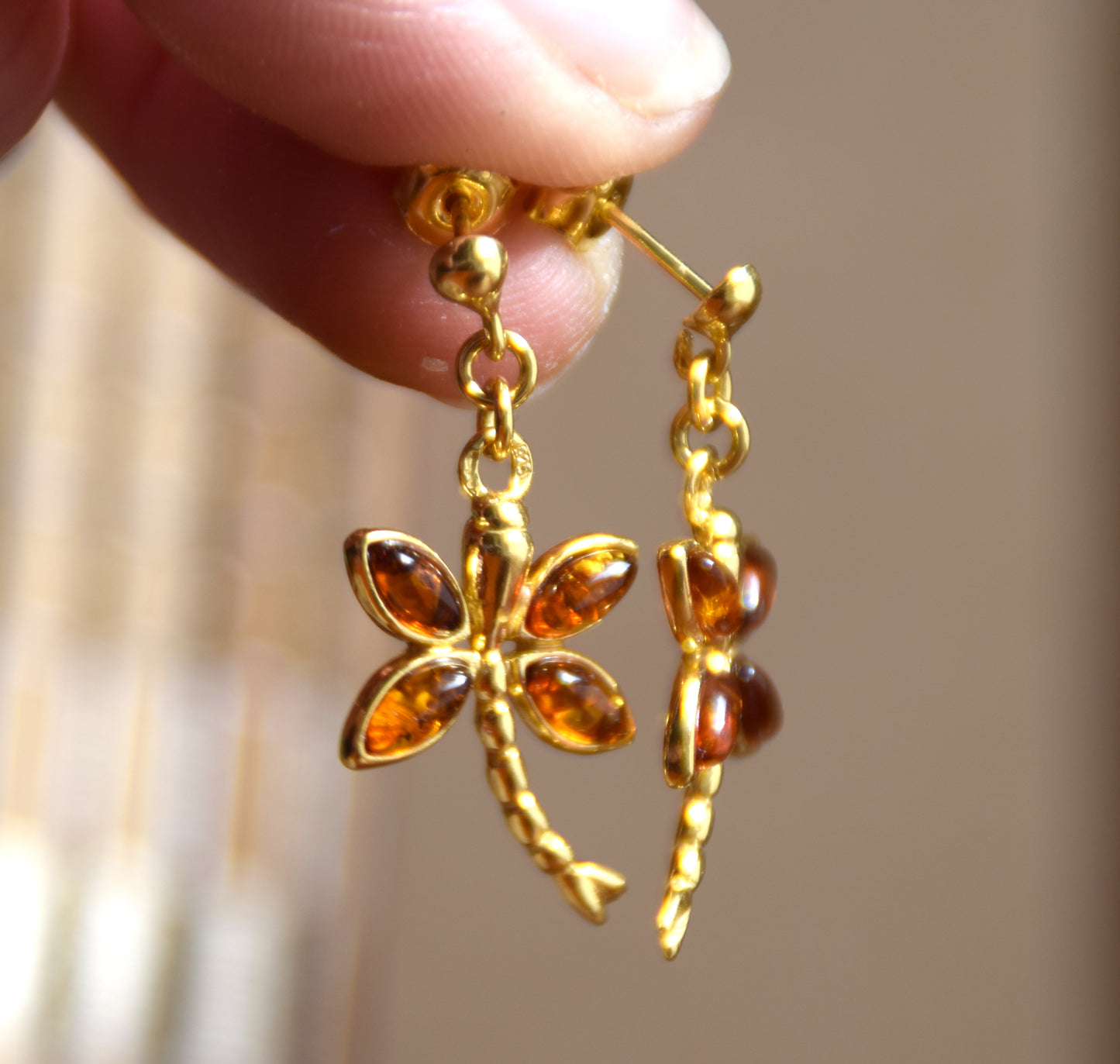 Orecchini con libellula simbolo di libertà in Ambra naturale color cognac e Argento 925 placcato in Oro 18k, MJ Baltica, BZK184