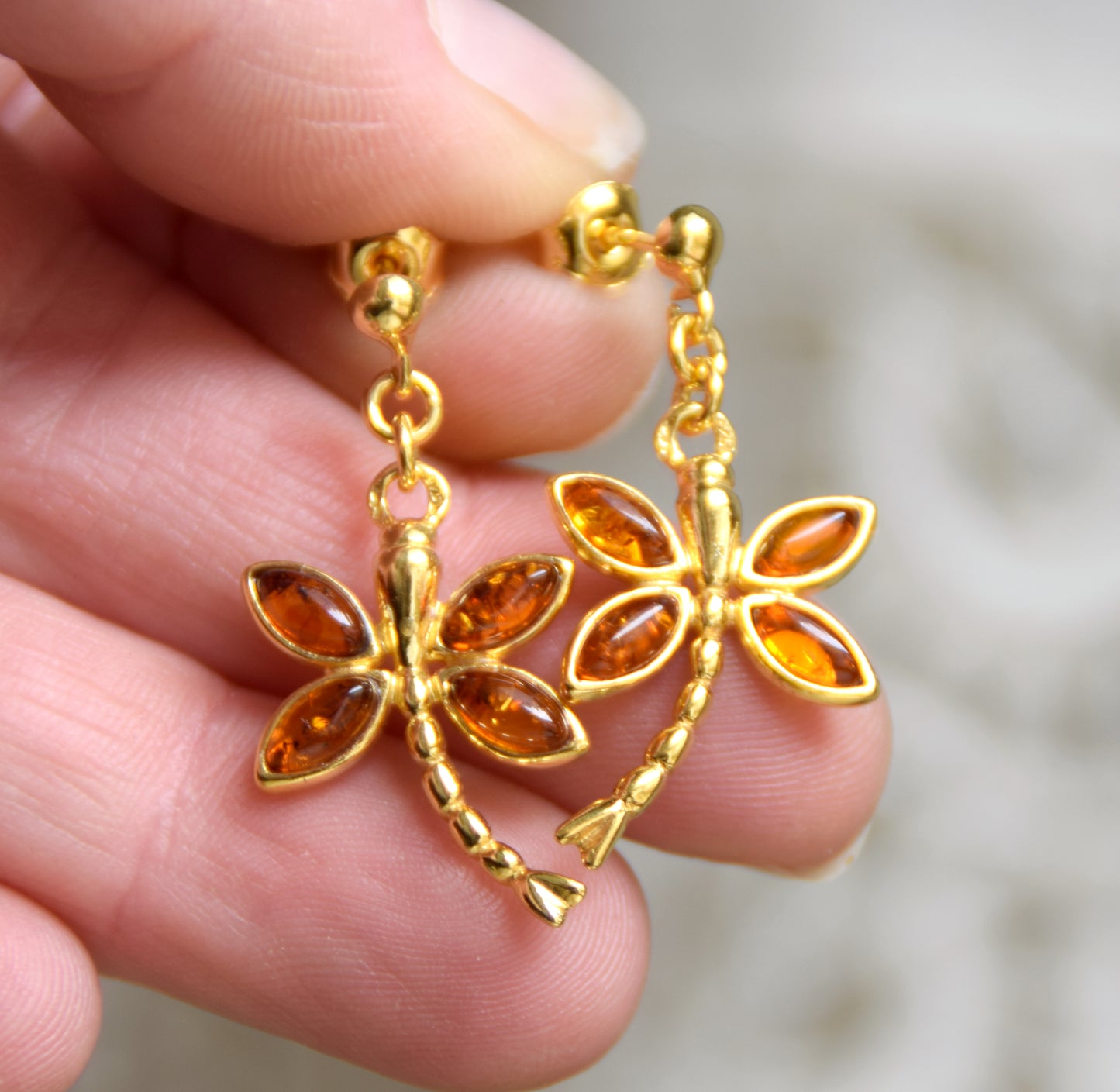 Orecchini con libellula simbolo di libertà in Ambra naturale color cognac e Argento 925 placcato in Oro 18k, MJ Baltica, BZK184