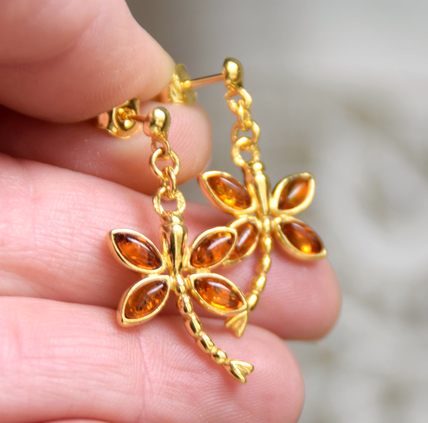 Orecchini con libellula simbolo di libertà in Ambra naturale color cognac e Argento 925 placcato in Oro 18k, MJ Baltica, BZK184