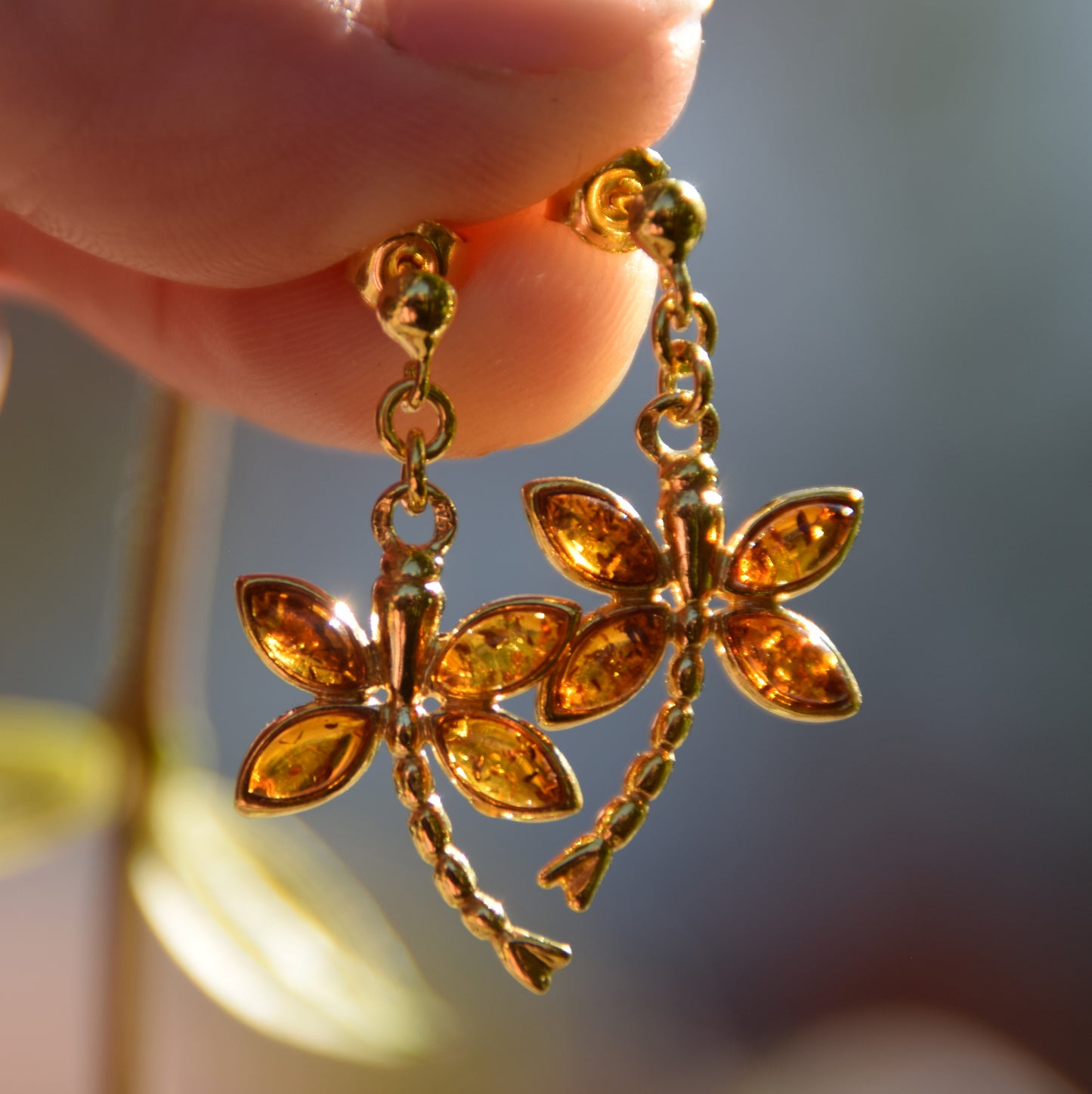 Orecchini con libellula simbolo di libertà in Ambra naturale color cognac e Argento 925 placcato in Oro 18k, MJ Baltica, BZK184