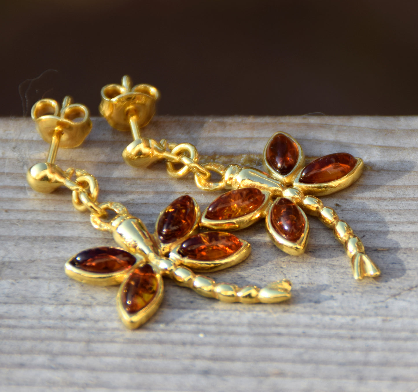 Orecchini con libellula simbolo di libertà in Ambra naturale color cognac e Argento 925 placcato in Oro 18k, MJ Baltica, BZK184