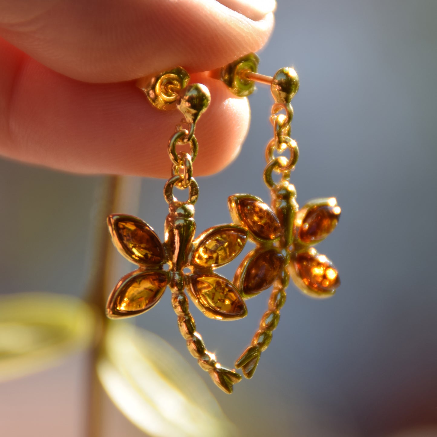 Orecchini con libellula simbolo di libertà in Ambra naturale color cognac e Argento 925 placcato in Oro 18k, MJ Baltica, BZK184