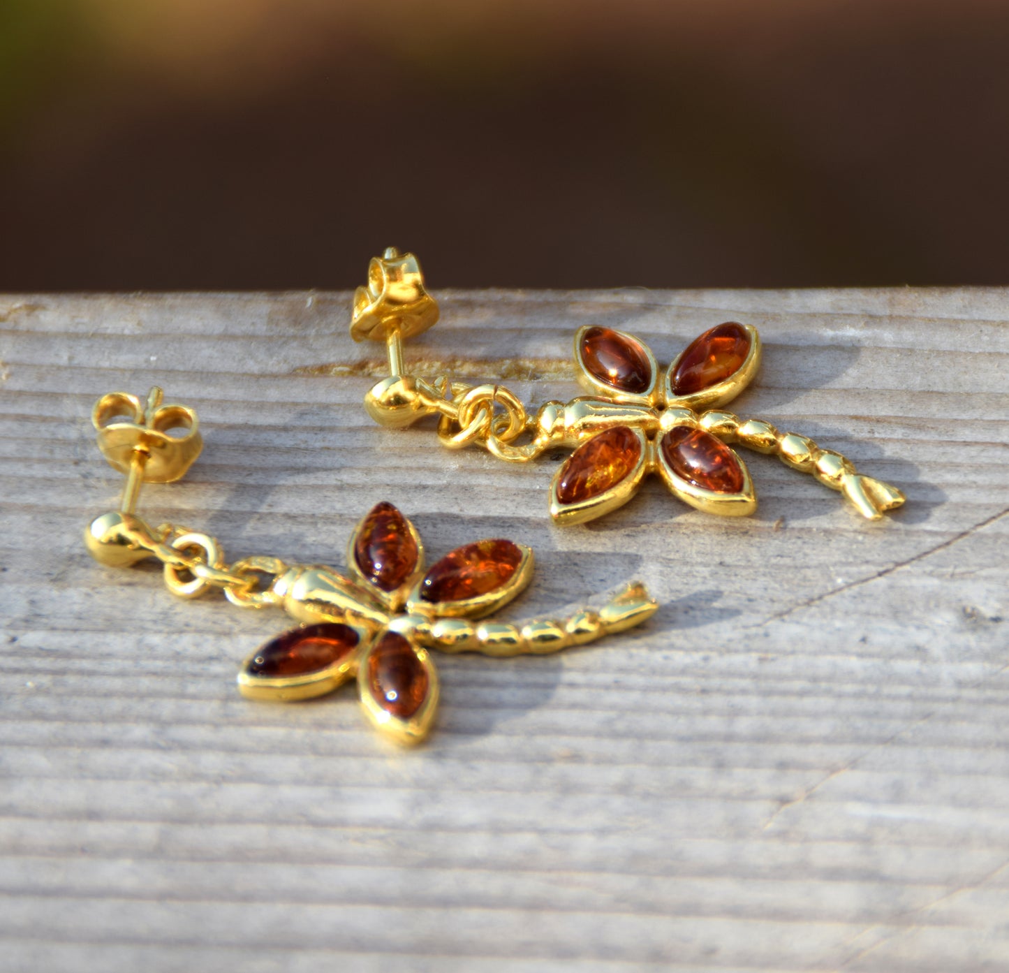 Orecchini con libellula simbolo di libertà in Ambra naturale color cognac e Argento 925 placcato in Oro 18k, MJ Baltica, BZK184