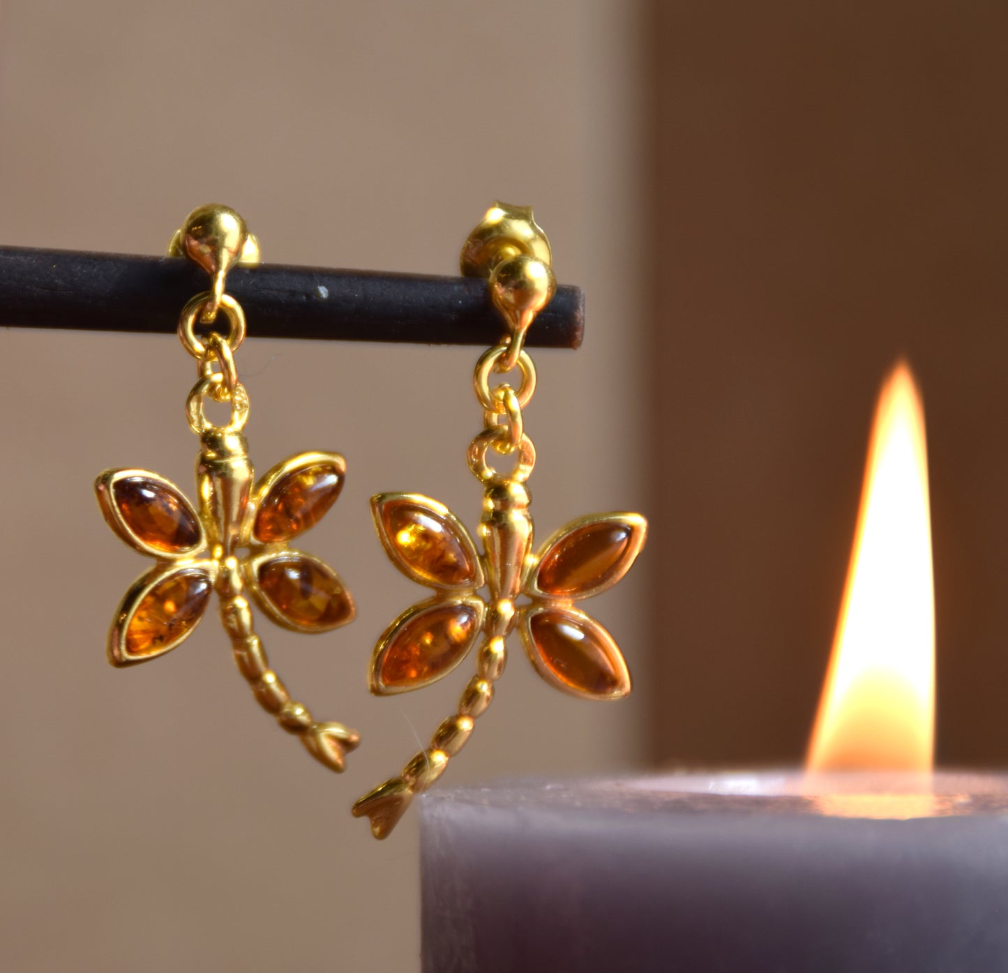 Orecchini con libellula simbolo di libertà in Ambra naturale color cognac e Argento 925 placcato in Oro 18k, MJ Baltica, BZK184