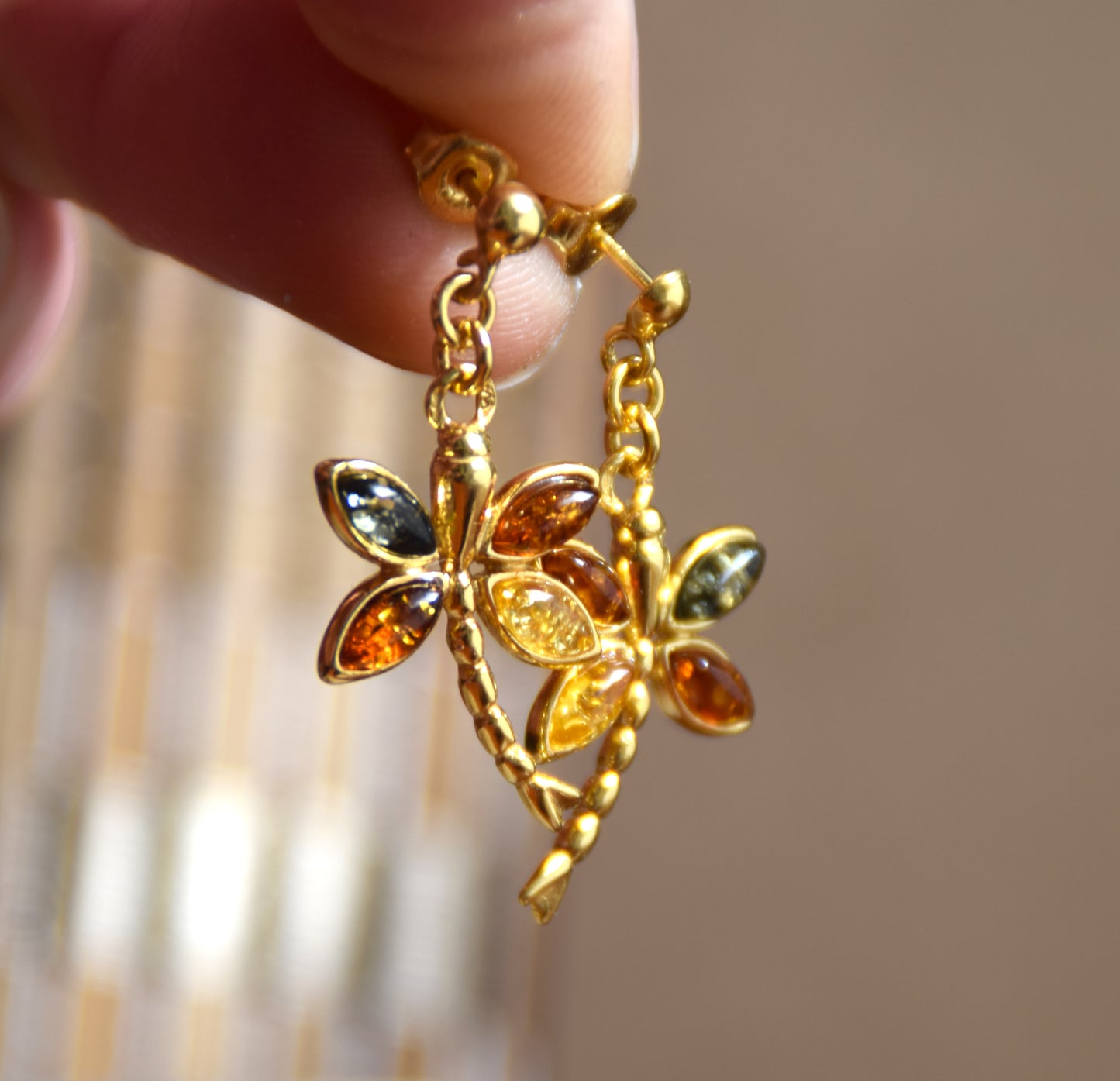 Ohrringe mit Libelle, Symbol der Freiheit, aus Naturbernstein in verschiedenen Farbtönen und 18 Karat vergoldetem 925er Silber, MJ Baltica, BZK185