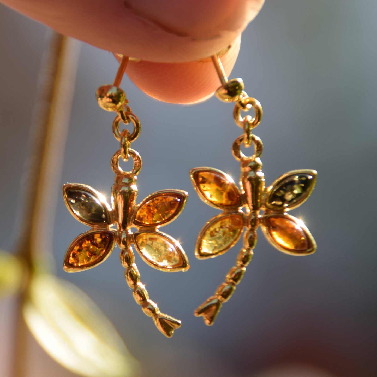 Ohrringe mit Libelle, Symbol der Freiheit, aus Naturbernstein in verschiedenen Farbtönen und 18 Karat vergoldetem 925er Silber, MJ Baltica, BZK185