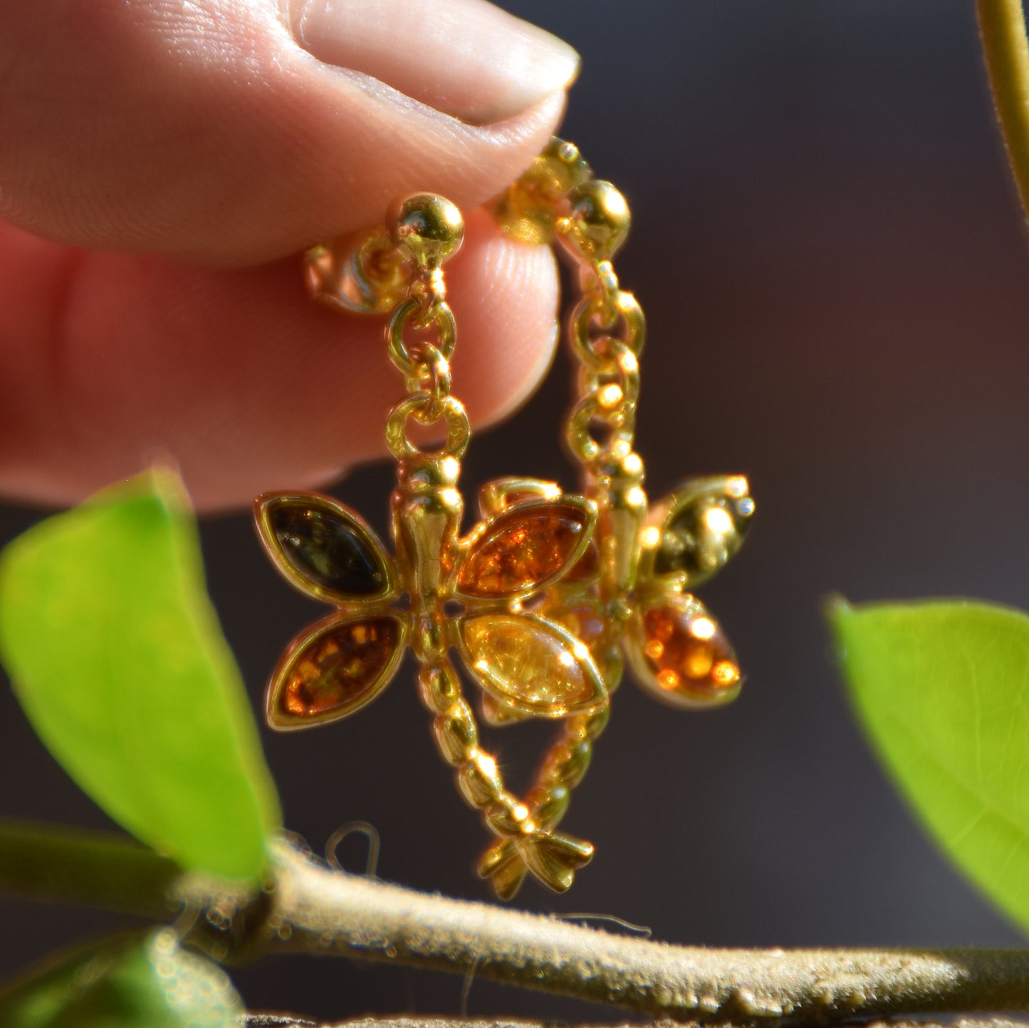 Ohrringe mit Libelle, Symbol der Freiheit, aus Naturbernstein in verschiedenen Farbtönen und 18 Karat vergoldetem 925er Silber, MJ Baltica, BZK185