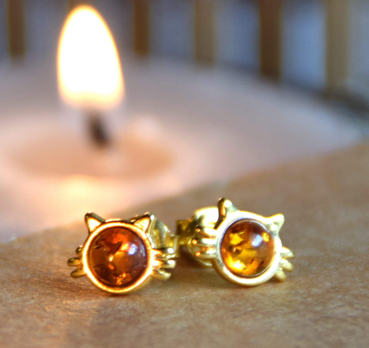 Orecchini a gattino con Ambra naturale color cognac e Argento 925 placcato in Oro 18k, MJ Baltica, BZK186