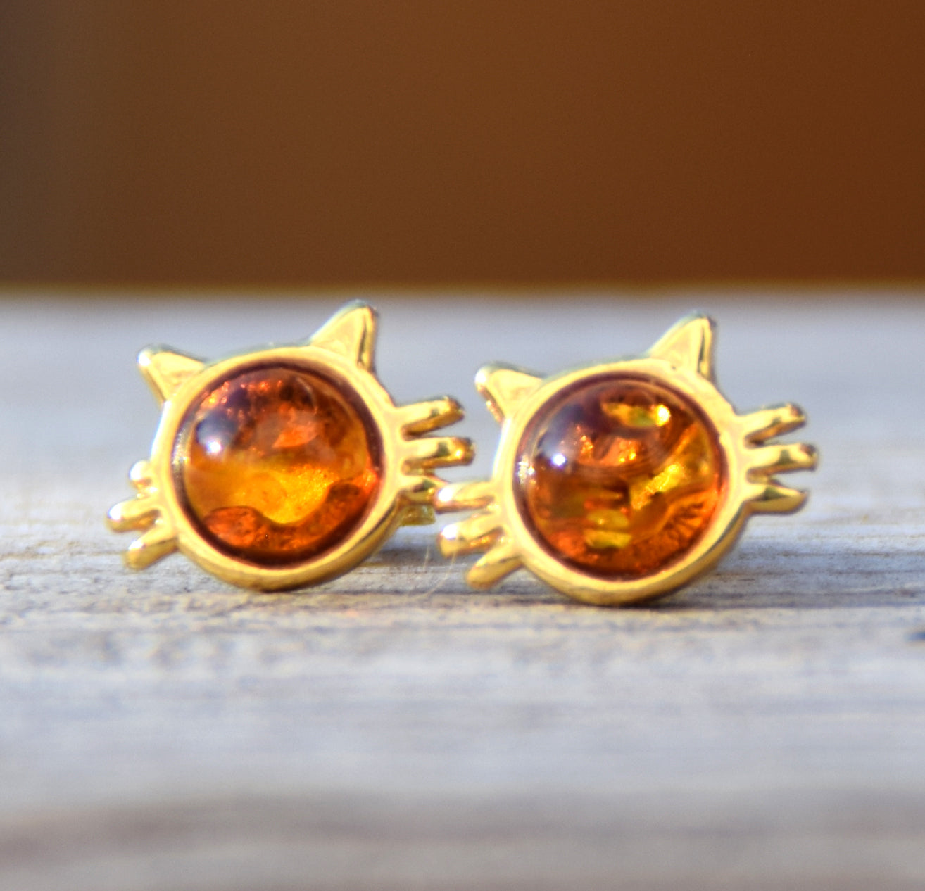 Orecchini a gattino con Ambra naturale color cognac e Argento 925 placcato in Oro 18k, MJ Baltica, BZK186
