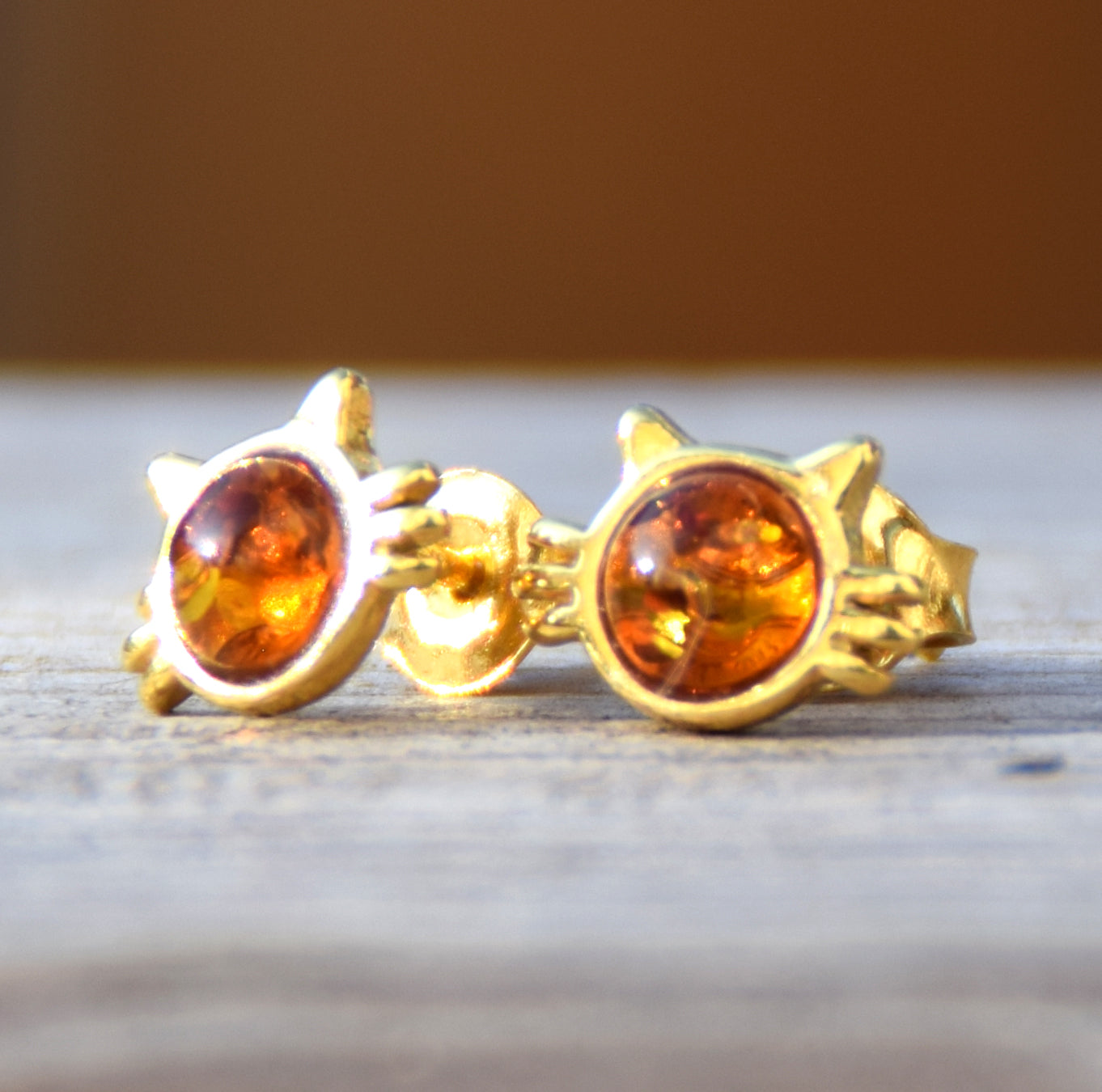 Orecchini a gattino con Ambra naturale color cognac e Argento 925 placcato in Oro 18k, MJ Baltica, BZK186