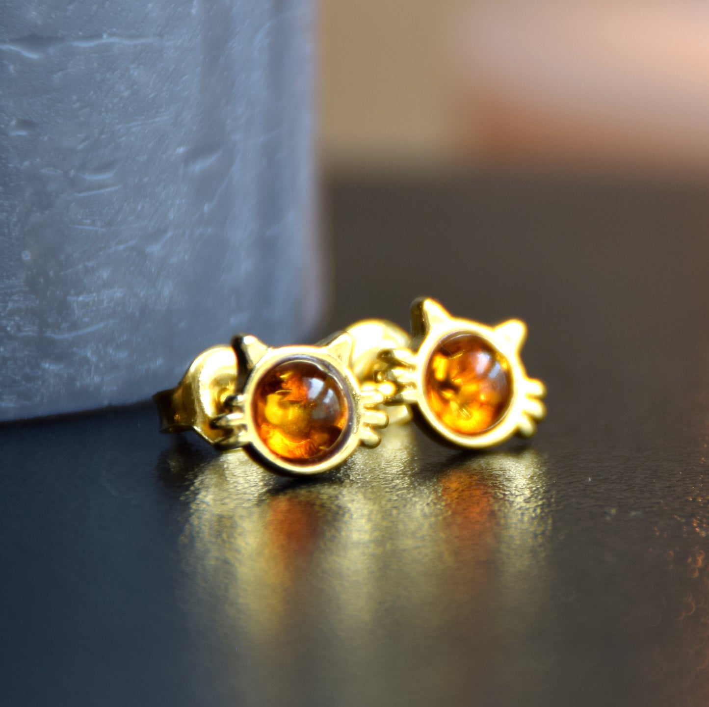 Orecchini a gattino con Ambra naturale color cognac e Argento 925 placcato in Oro 18k, MJ Baltica, BZK186