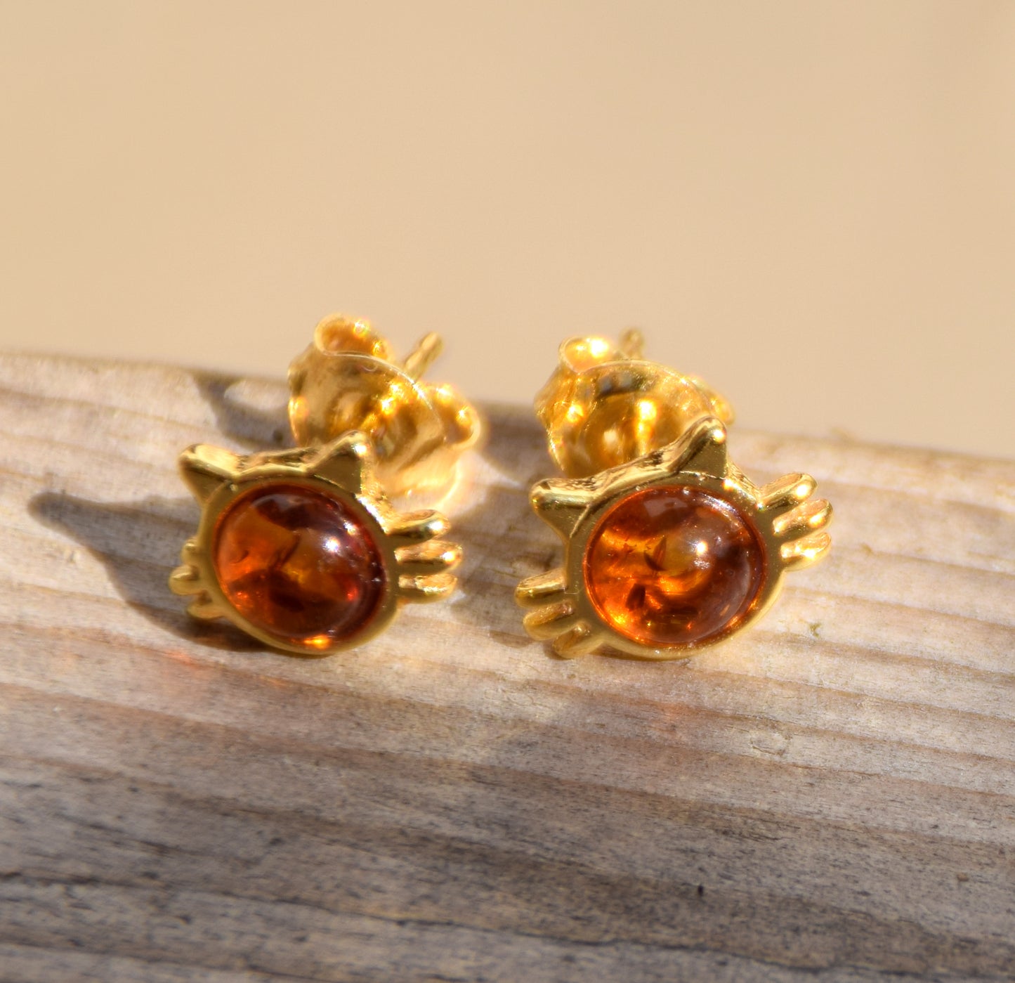 Orecchini a gattino con Ambra naturale color cognac e Argento 925 placcato in Oro 18k, MJ Baltica, BZK186