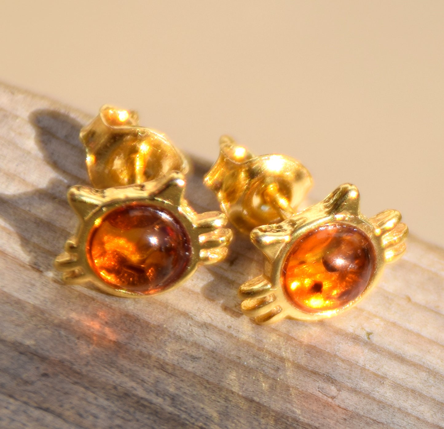 Orecchini a gattino con Ambra naturale color cognac e Argento 925 placcato in Oro 18k, MJ Baltica, BZK186