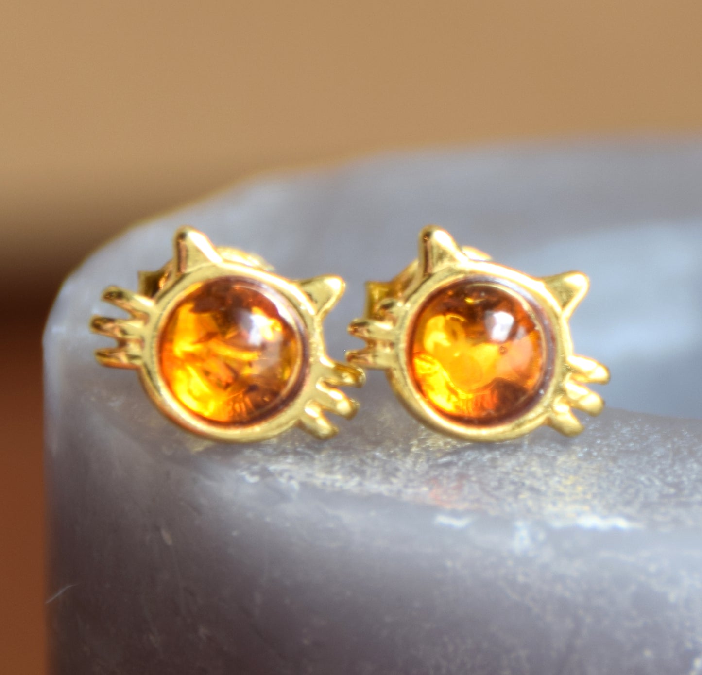 Orecchini a gattino con Ambra naturale color cognac e Argento 925 placcato in Oro 18k, MJ Baltica, BZK186