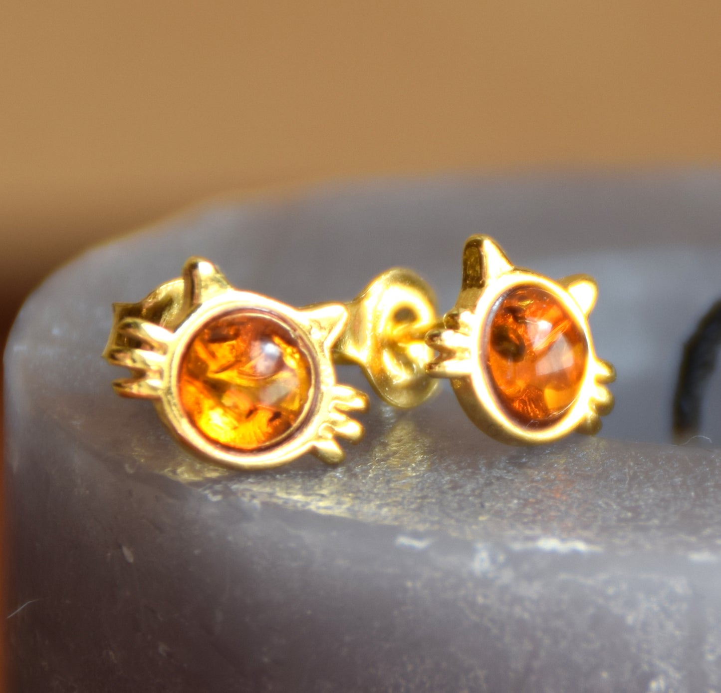Orecchini a gattino con Ambra naturale color cognac e Argento 925 placcato in Oro 18k, MJ Baltica, BZK186