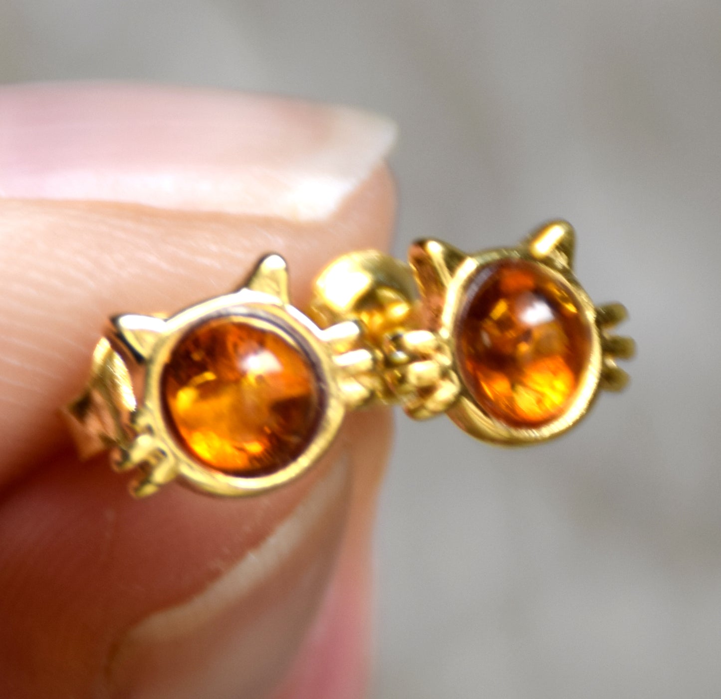 Orecchini a gattino con Ambra naturale color cognac e Argento 925 placcato in Oro 18k, MJ Baltica, BZK186