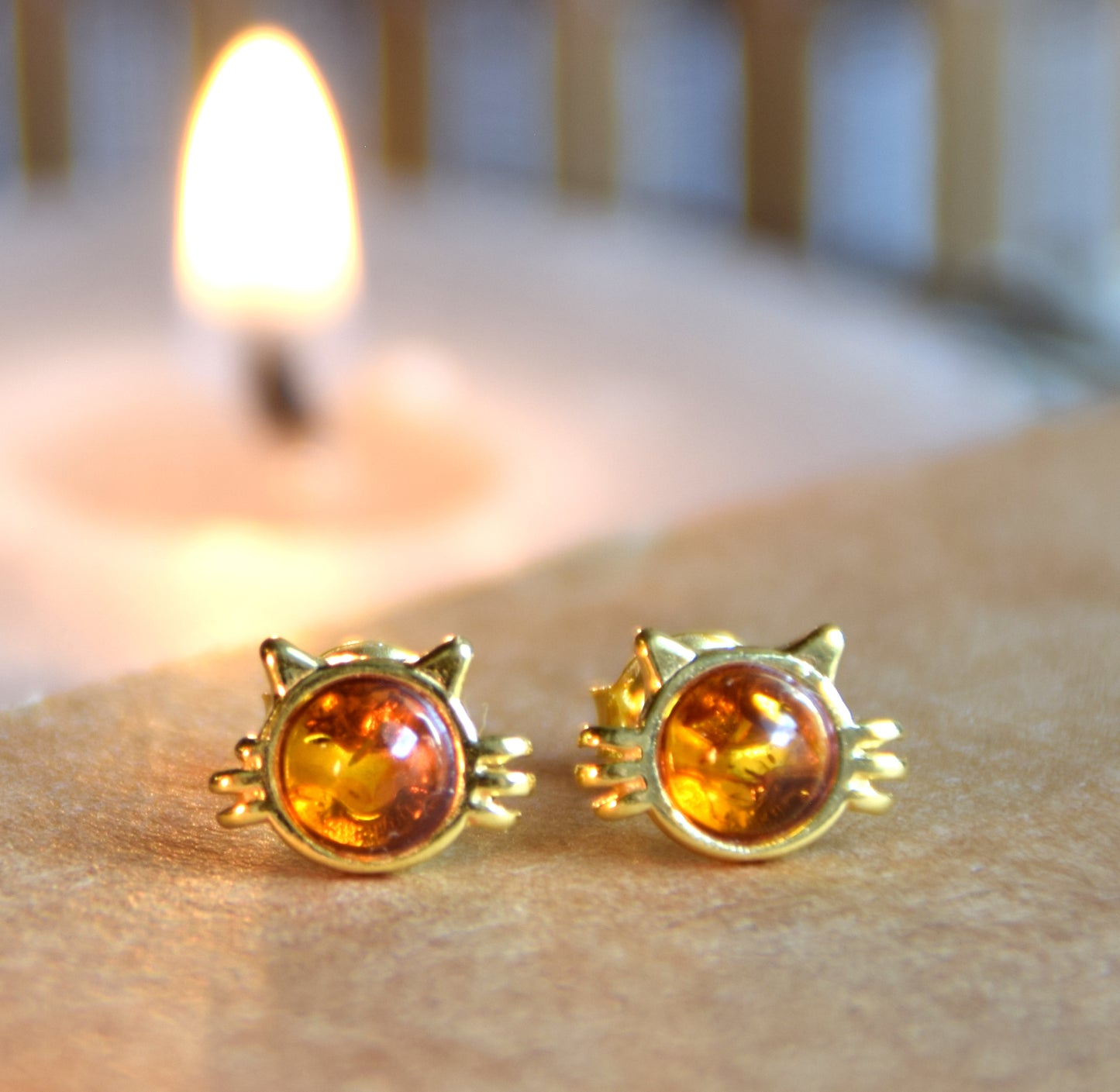 Orecchini a gattino con Ambra naturale color cognac e Argento 925 placcato in Oro 18k, MJ Baltica, BZK186