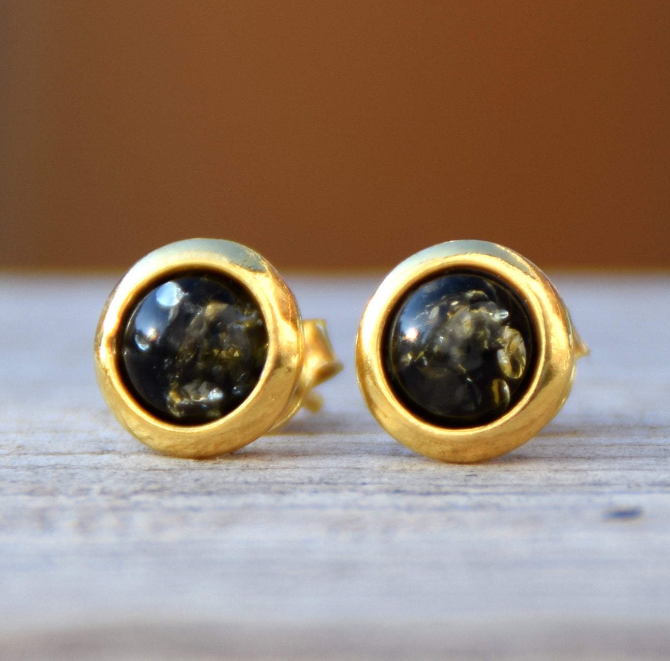 Orecchini tondi con Ambra naturale color verde e Argento 925 placcato in Oro 18k, MJ Baltica, BZK187