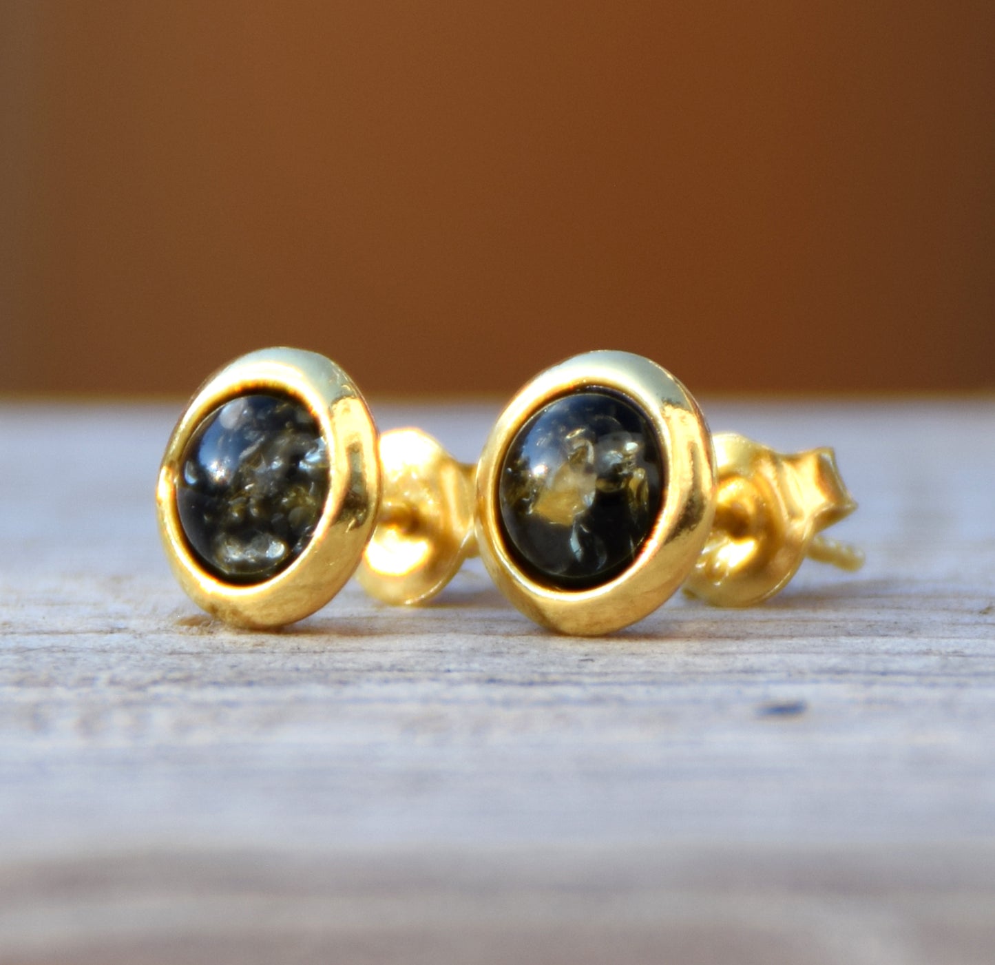 Orecchini tondi con Ambra naturale color verde e Argento 925 placcato in Oro 18k, MJ Baltica, BZK187