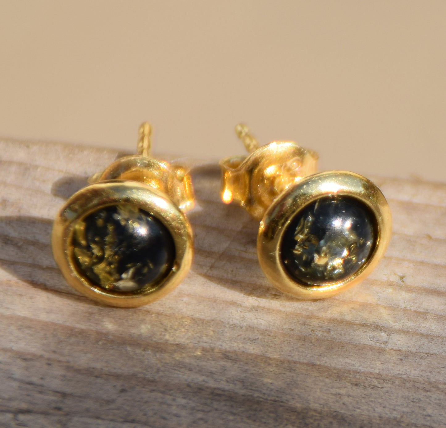 Orecchini tondi con Ambra naturale color verde e Argento 925 placcato in Oro 18k, MJ Baltica, BZK187