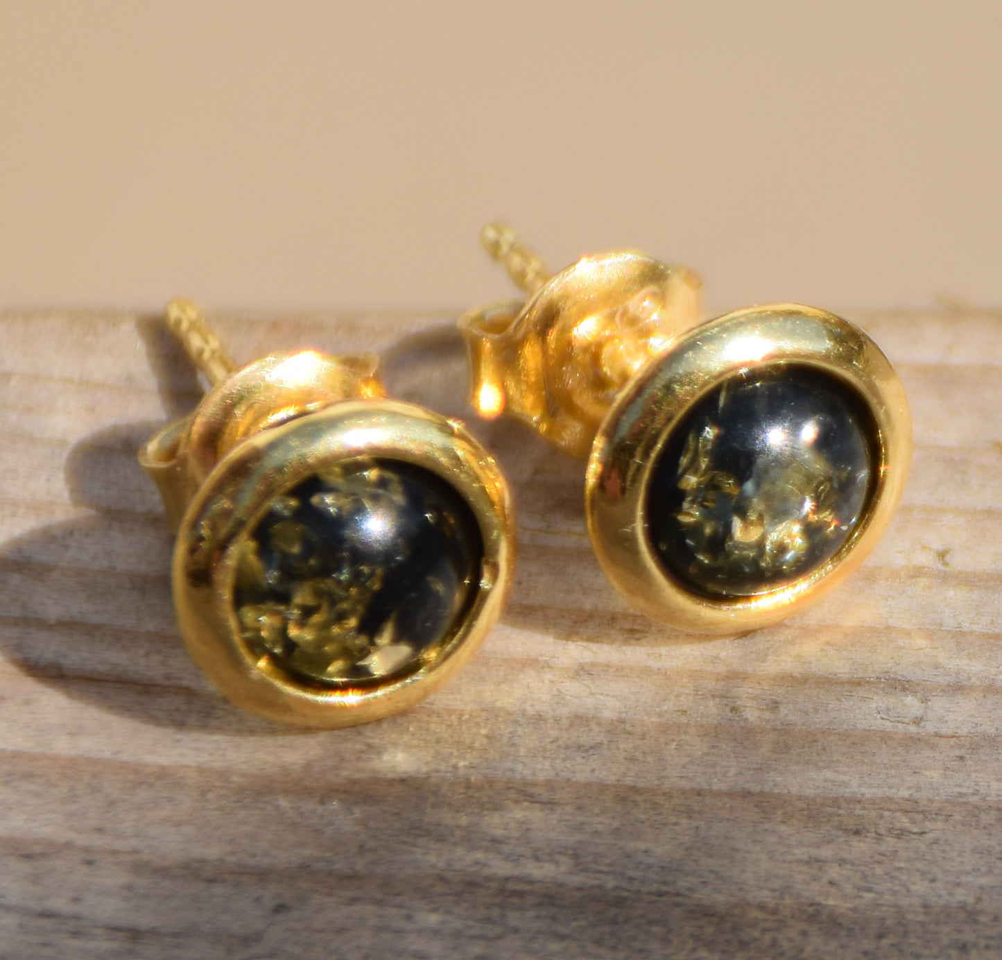 Orecchini tondi con Ambra naturale color verde e Argento 925 placcato in Oro 18k, MJ Baltica, BZK187