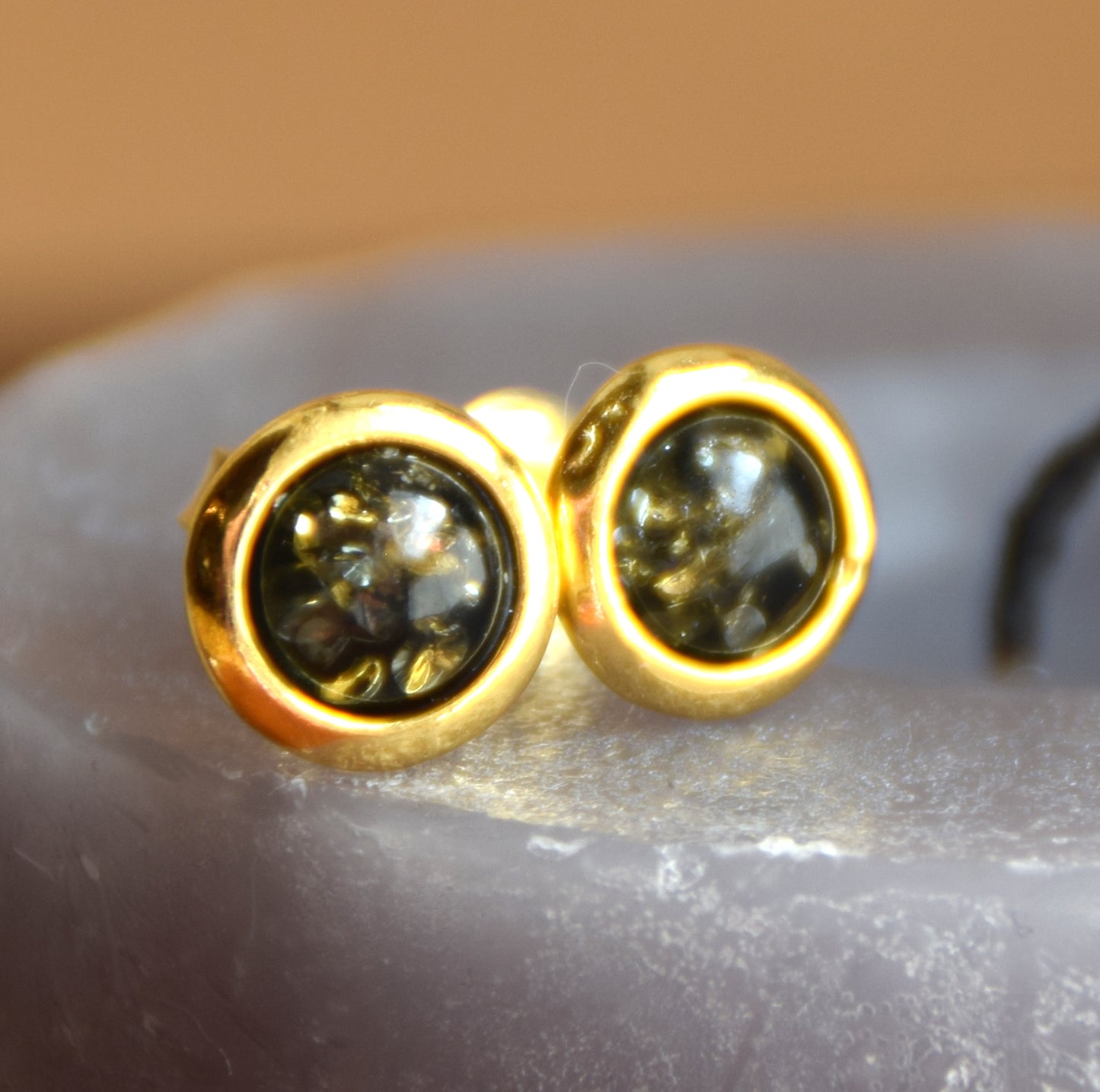 Orecchini tondi con Ambra naturale color verde e Argento 925 placcato in Oro 18k, MJ Baltica, BZK187