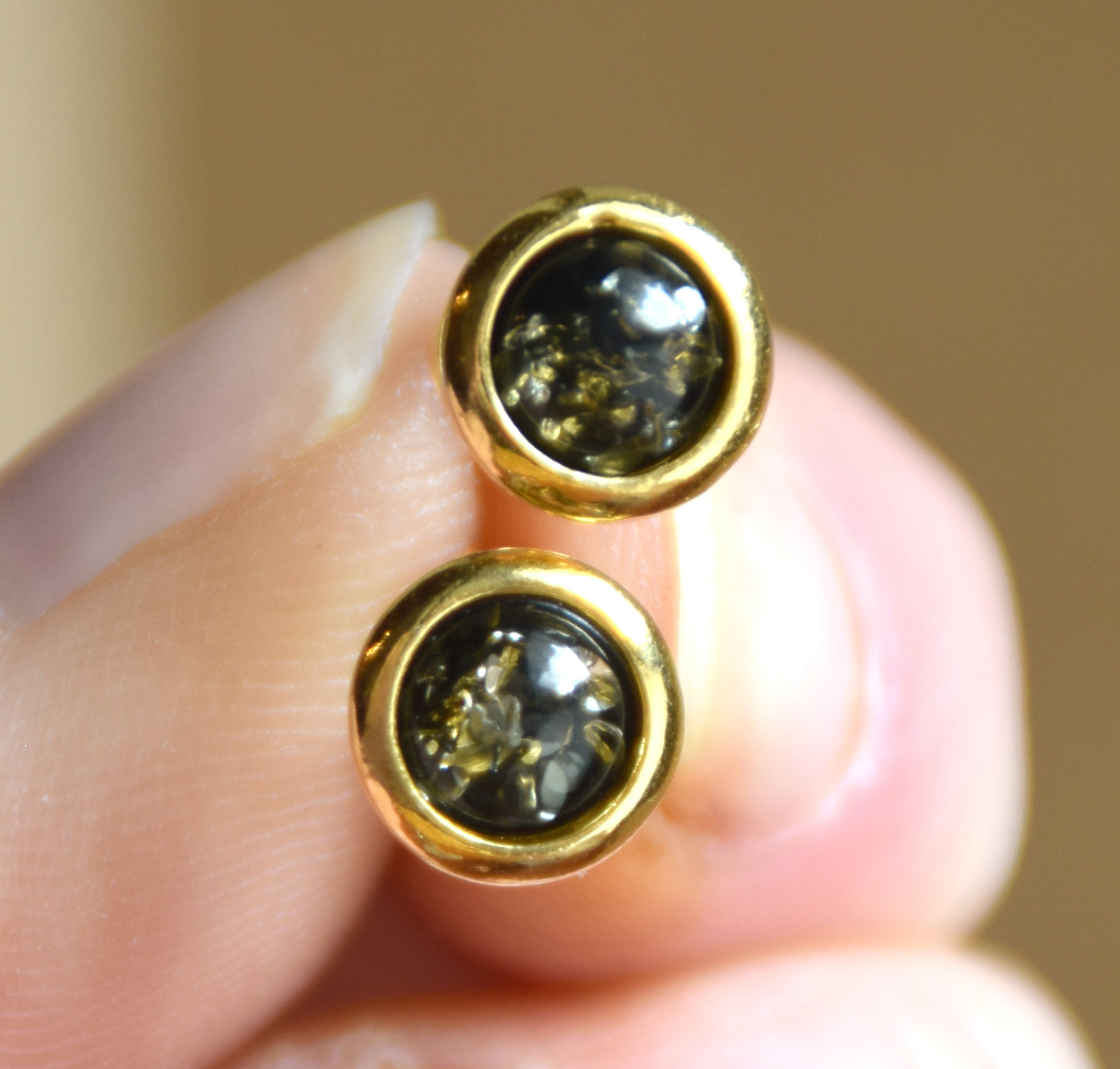 Orecchini tondi con Ambra naturale color verde e Argento 925 placcato in Oro 18k, MJ Baltica, BZK187