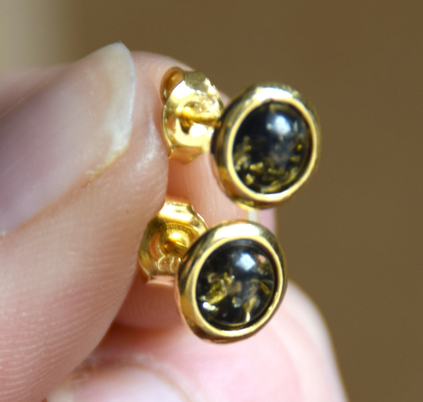 Orecchini tondi con Ambra naturale color verde e Argento 925 placcato in Oro 18k, MJ Baltica, BZK187