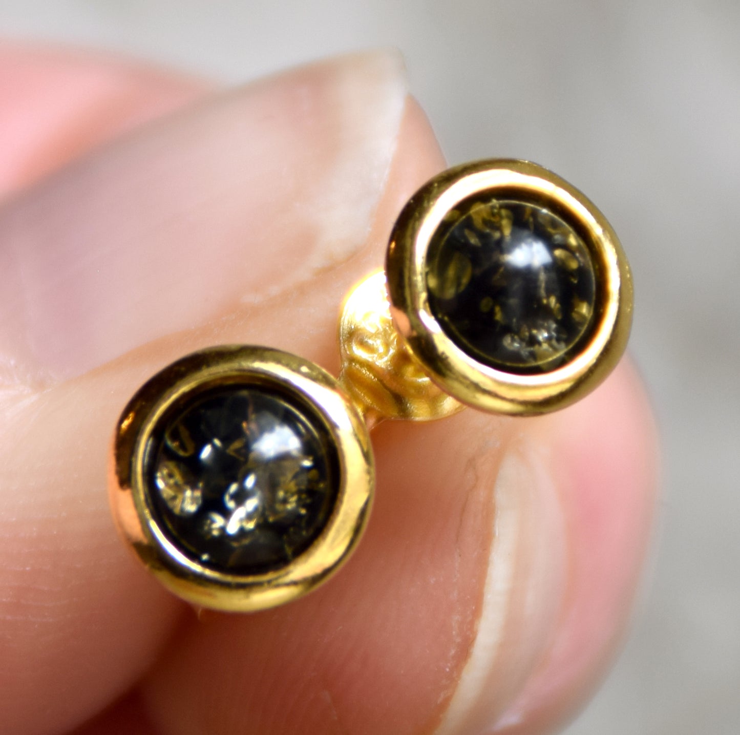 Orecchini tondi con Ambra naturale color verde e Argento 925 placcato in Oro 18k, MJ Baltica, BZK187